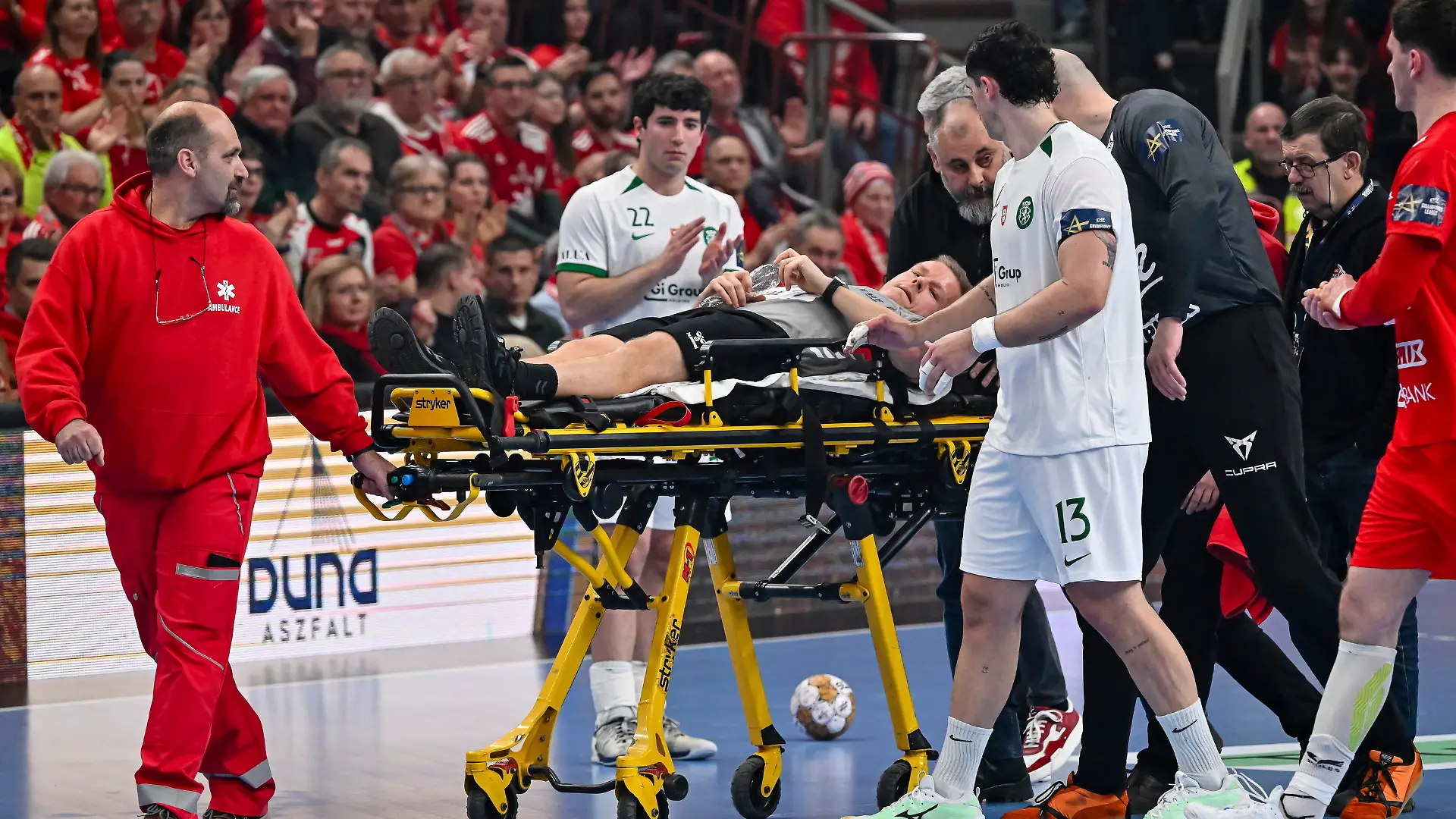 Der dänische Schiedsrichter Jesper Madsen wird von Sanitätern vom Spielfeld getragen, nachdem er während des Spiels der 12. Runde der Handball-Champions-League-Gruppe A der Männer zwischen One Veszprem HC und Sporting CP in der One Veszprem Arena in Veszprem, Ungarn, am Donnerstag, 20. Februar 2025, in Ohnmacht gefallen ist. 