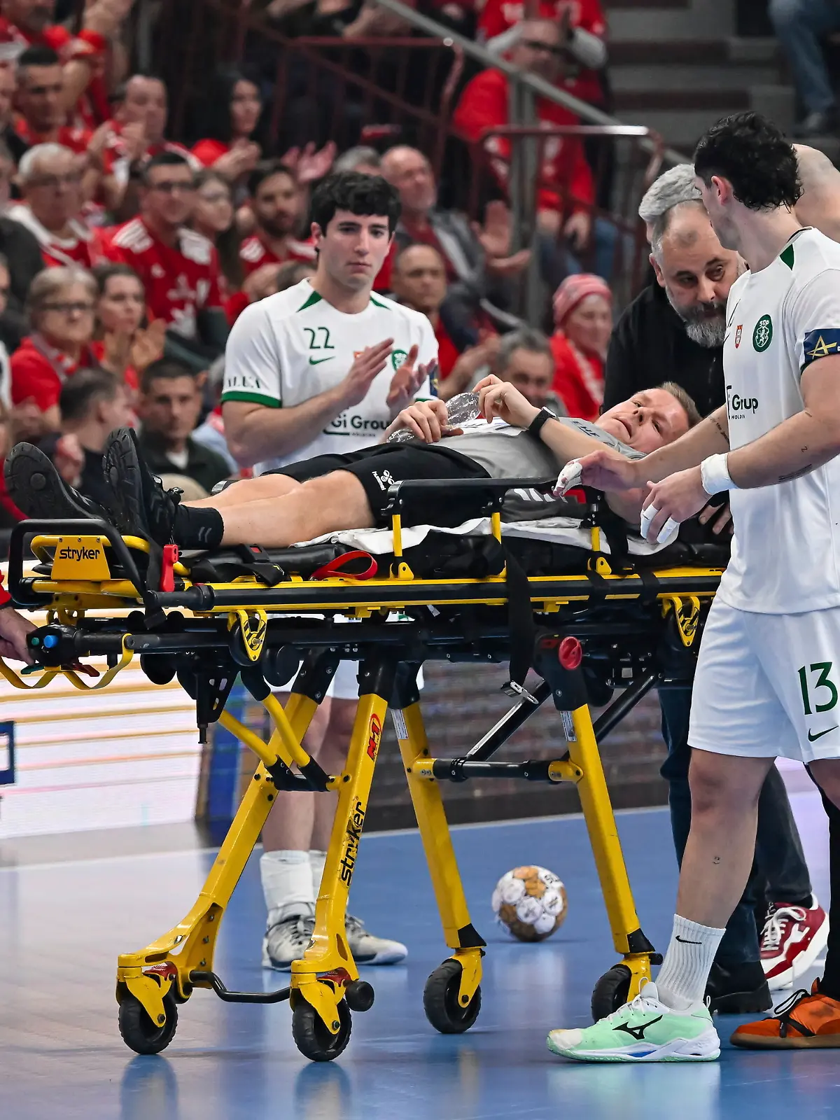 Der dänische Schiedsrichter Jesper Madsen wird von Sanitätern vom Spielfeld getragen, nachdem er während des Spiels der 12. Runde der Handball-Champions-League-Gruppe A der Männer zwischen One Veszprem HC und Sporting CP in der One Veszprem Arena in Veszprem, Ungarn, am Donnerstag, 20. Februar 2025, in Ohnmacht gefallen ist. 