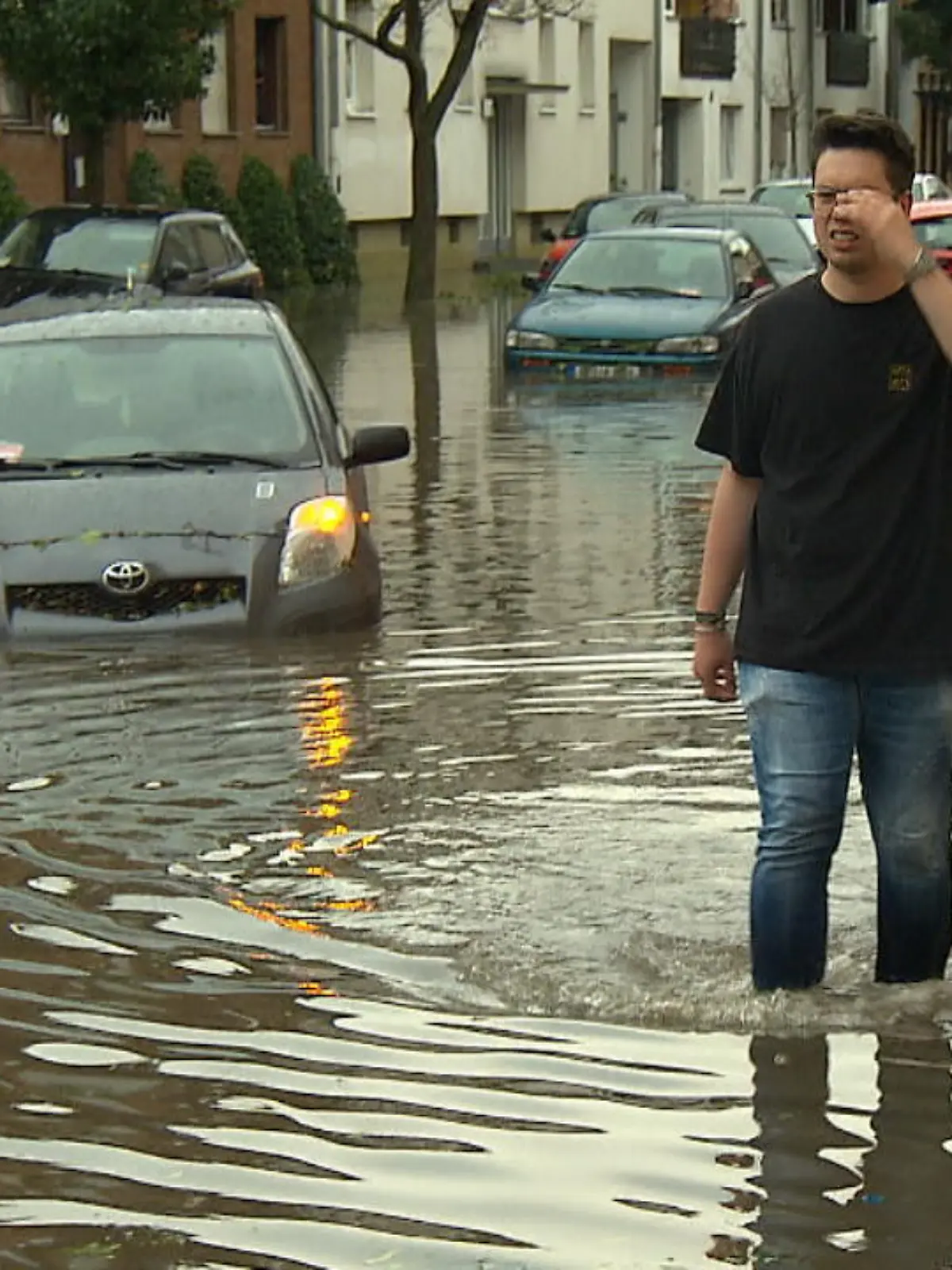 Entwurzelte Bäume, golfballgroße Hagelkörner, überflutete Straßen – Das Unwetter sorgt am Donnerstag (22.06) in Hessen für Verwüstung. RTL-Reporter Fabian Scholz sollte eigentlich nur über das Unwetter berichten- doch dann steckt er mit seinem Auto selbst mittendrin. Mehr dazu im Video!