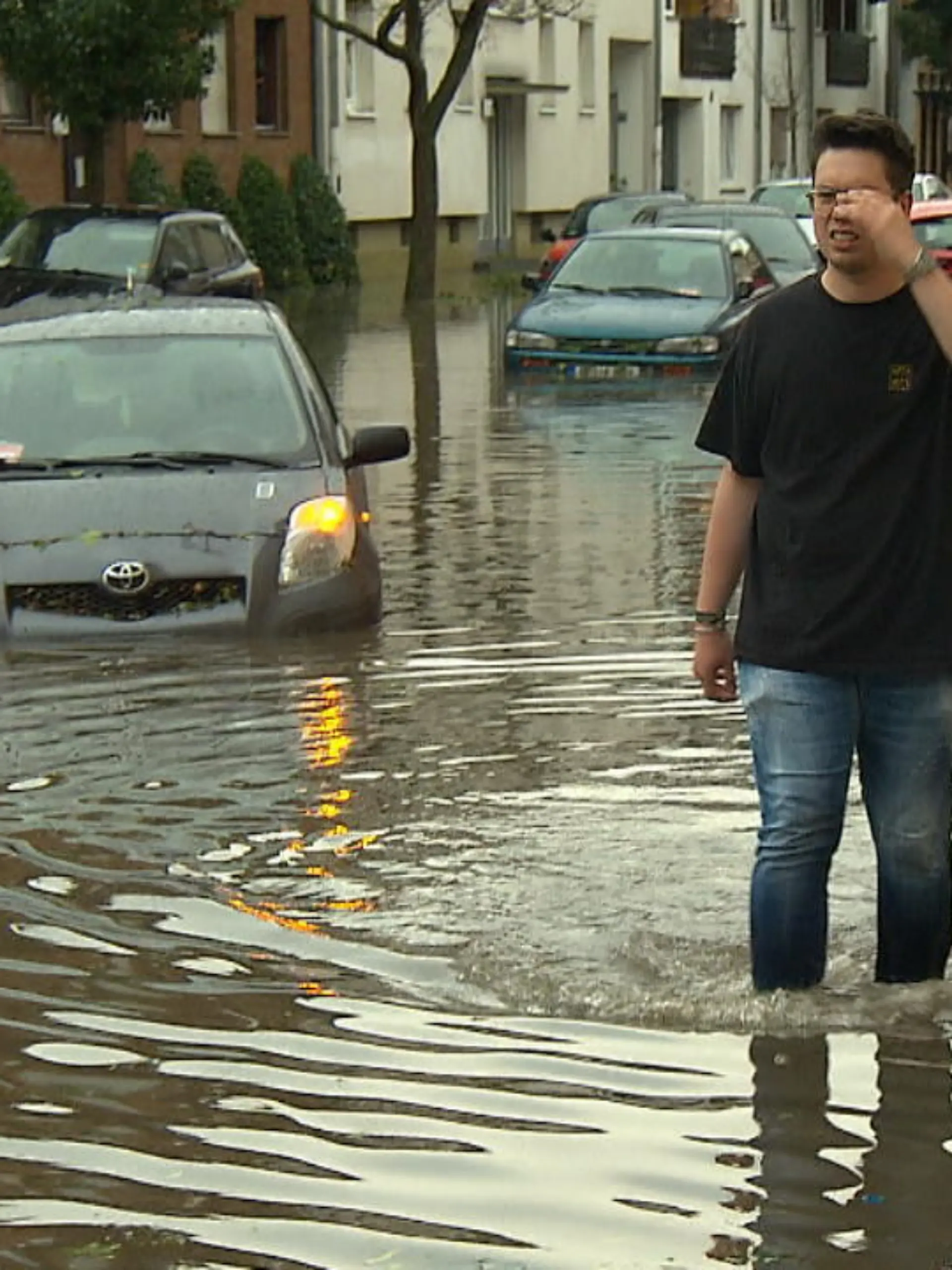 Entwurzelte Bäume, golfballgroße Hagelkörner, überflutete Straßen – Das Unwetter sorgt am Donnerstag (22.06) in Hessen für Verwüstung. RTL-Reporter Fabian Scholz sollte eigentlich nur über das Unwetter berichten- doch dann steckt er mit seinem Auto selbst mittendrin. Mehr dazu im Video!