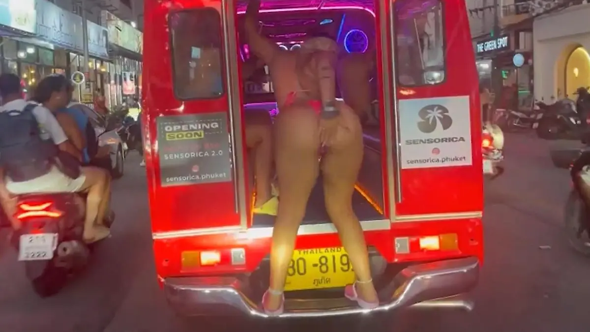 Tanga-Twerk im TukTuk! Touris POvozieren mit Tanzeinlage