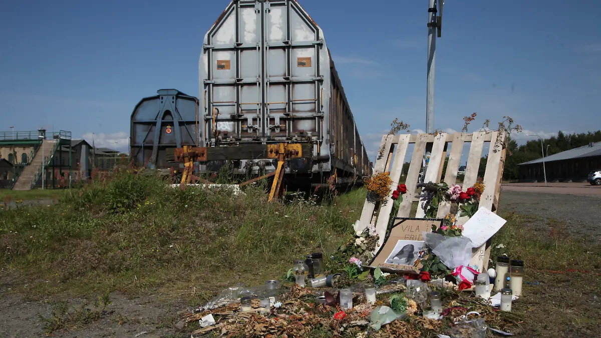 Schweden, Landskrona: Nach dem Mord an einem 14-jährigen Mädchen im südschwedischen Landskrona ist am Tatort in einem Industriegebiet ein Gedenkort voller Kerzen, Blumen und Briefe entstanden. Zwei Mädchen im Alter von 13 und unter 15 Jahren stehen in dem Fall der getöteten Emilia unter Mordverdacht.