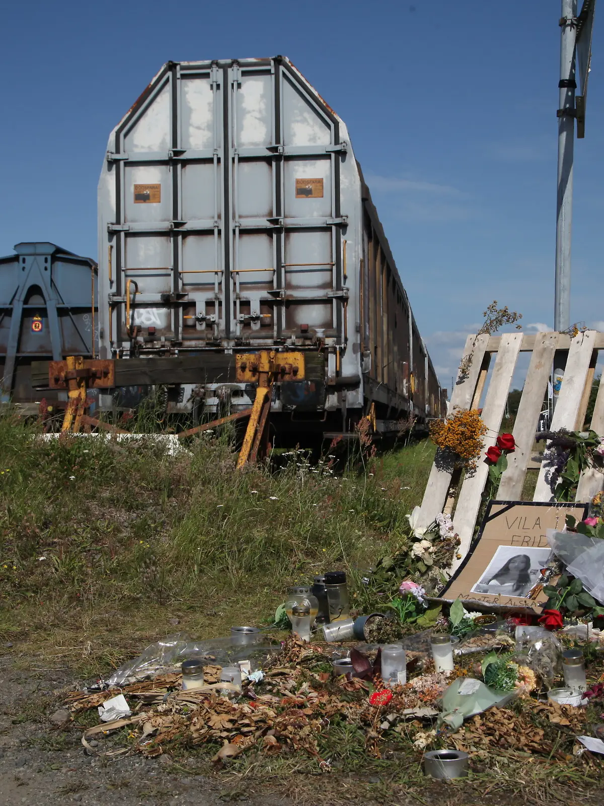 Schweden, Landskrona: Nach dem Mord an einem 14-jährigen Mädchen im südschwedischen Landskrona ist am Tatort in einem Industriegebiet ein Gedenkort voller Kerzen, Blumen und Briefe entstanden. Zwei Mädchen im Alter von 13 und unter 15 Jahren stehen in dem Fall der getöteten Emilia unter Mordverdacht. 