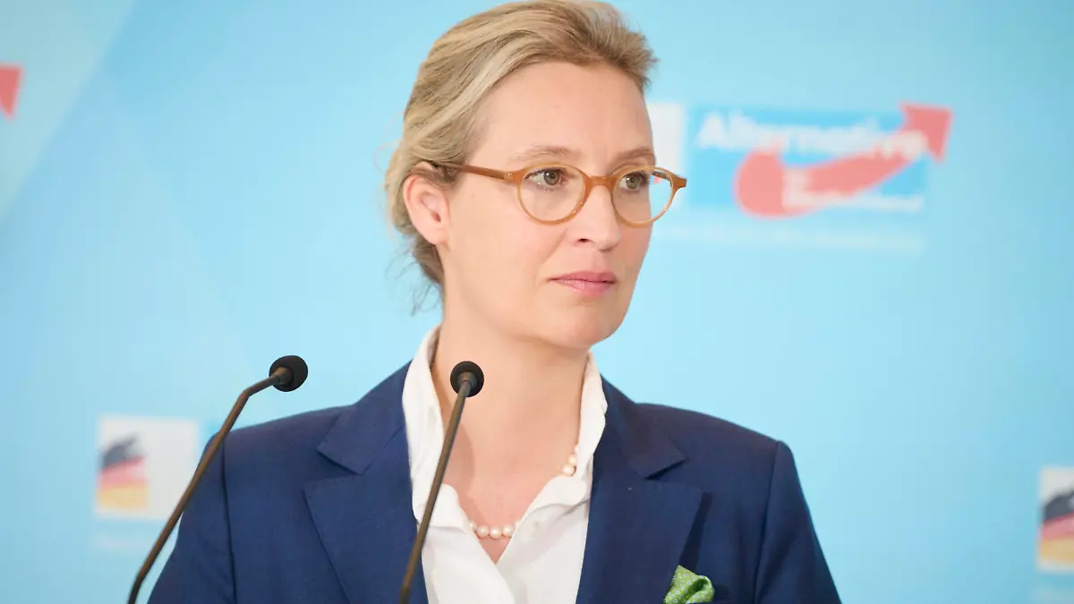 Berlin, Tino Chrupalla und Alice Weidel geben Pressekonferenz im Bundestag Tino Chrupalla Fraktionsvorsitzender der AFD-Bundestagsfraktion und Alice Weidel Co-Vorsitzende der AFD-Bundestagsfraktion während der Pressekonferenz vor der AfD Fraktionssitzung im Deutschen Bundestag am 28.03.2023 in Berlin. Berlin Bundestag Berlin Deutschland *** Berlin, Tino Chrupalla and Alice Weidel give press conference in the Bundestag Tino Chrupalla parliamentary group leader of the AFD parliamentary group and Alice Weidel co-chair of the AFD parliamentary group during the press conference before the AfD parliamentary group meeting in the German Bundestag on 28 03 2023 in Berlin Berlin Bundestag Berlin Germany