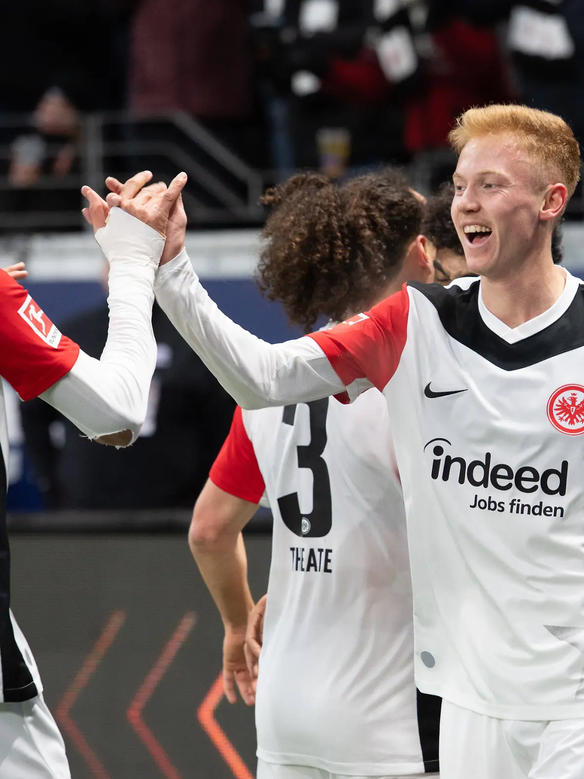 Hugo Larsson jubelt über seinen Treffer in der Bundesliga-Partie gegen Holstein Kiel in der Saison 2024/25 
