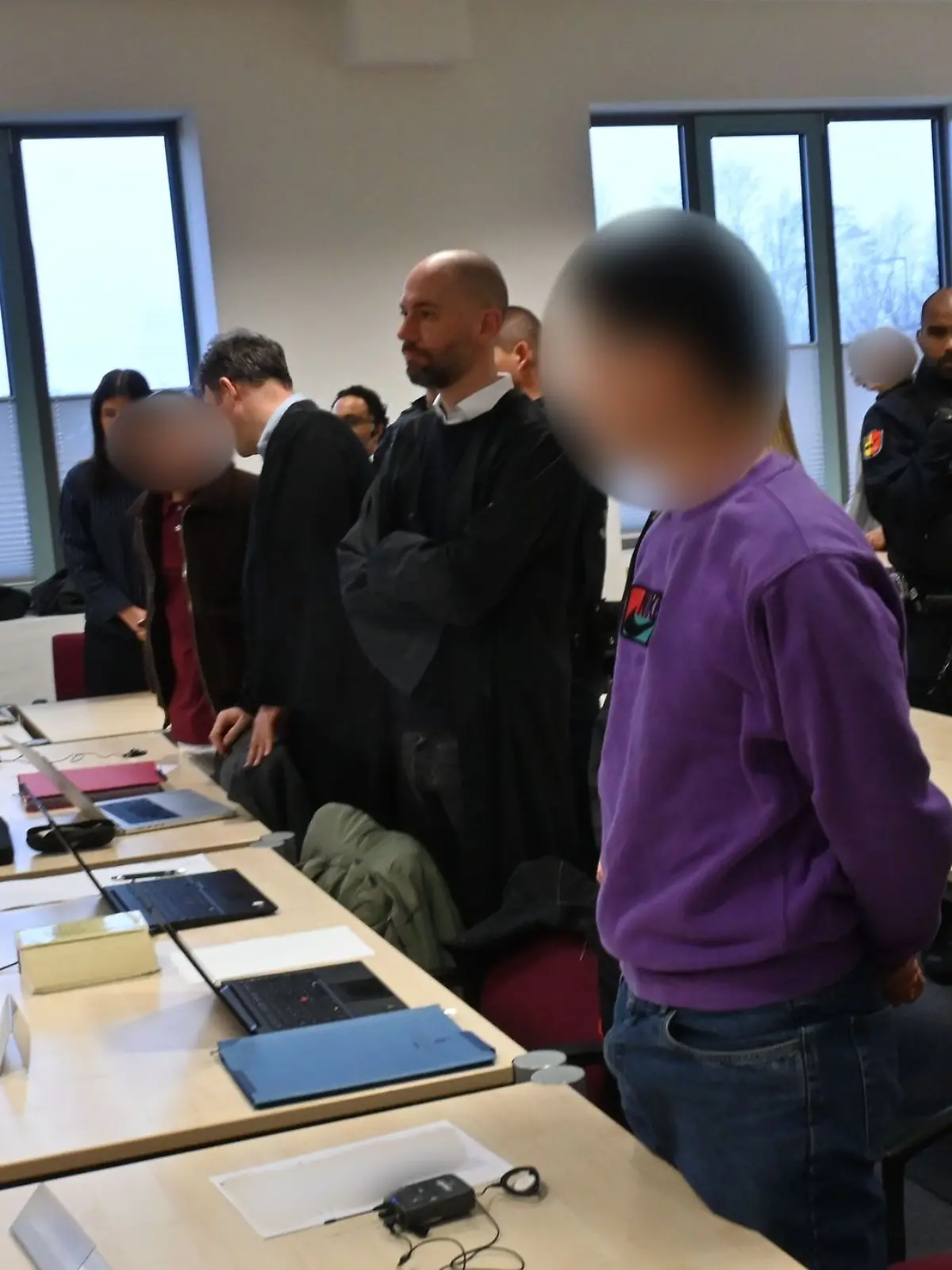 Bild zu: "Vier Brüder nach Messerangriff auf Lehrer vor Gericht"