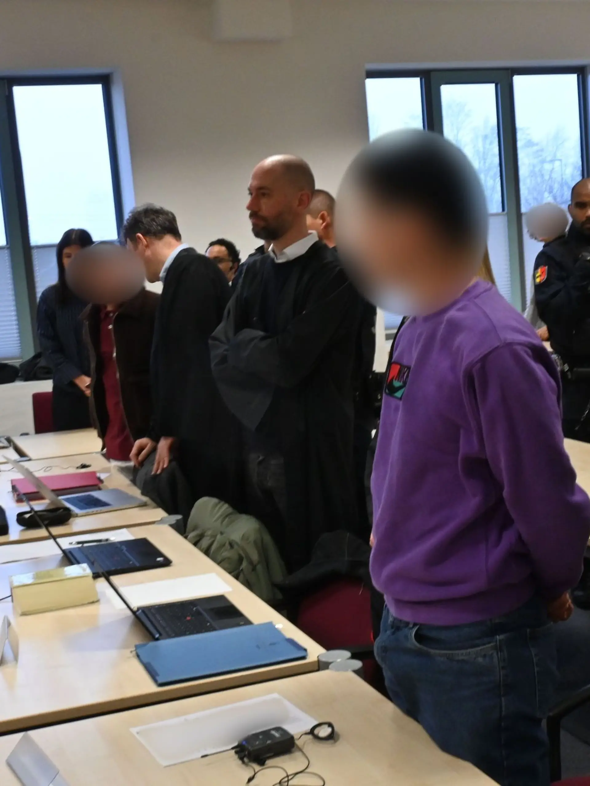 Bild zu: "Vier Brüder nach Messerangriff auf Lehrer vor Gericht"