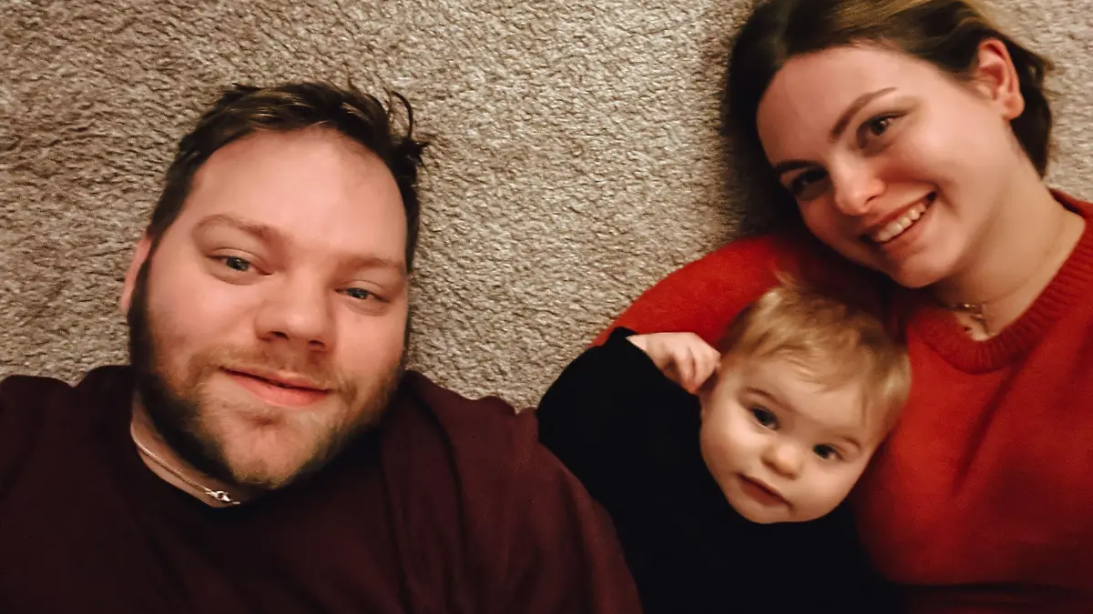 Karolina Deiß und ihr Mann Alex, gemeinsam mit Sohn Leon, der im September 2022 mit nur 15 Monaten an den Folgen einer Meningitis verstorben ist. Jetzt darf sich die kleine Familie über weiteren Nachwuchs freuen.