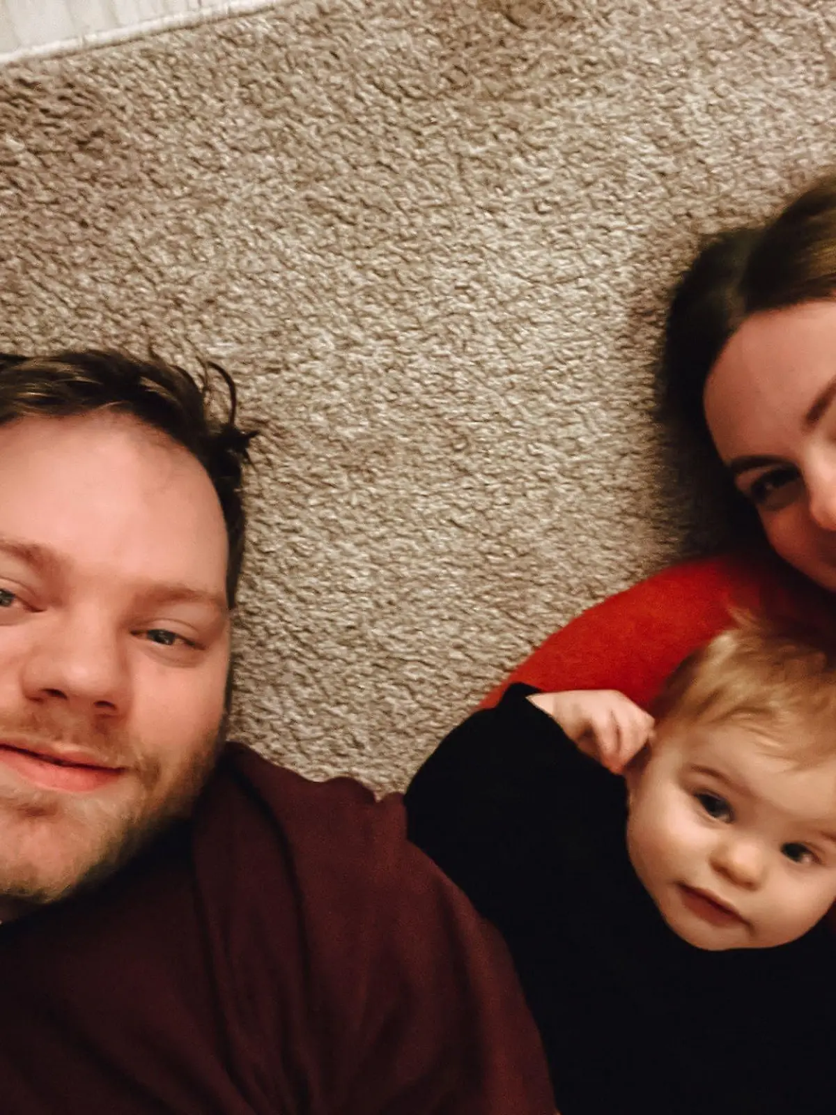 Karolina Deiß und ihr Mann Alex, gemeinsam mit Sohn Leon, der im September 2022 mit nur 15 Monaten an den Folgen einer Meningitis verstorben ist. Jetzt darf sich die kleine Familie über weiteren Nachwuchs freuen.