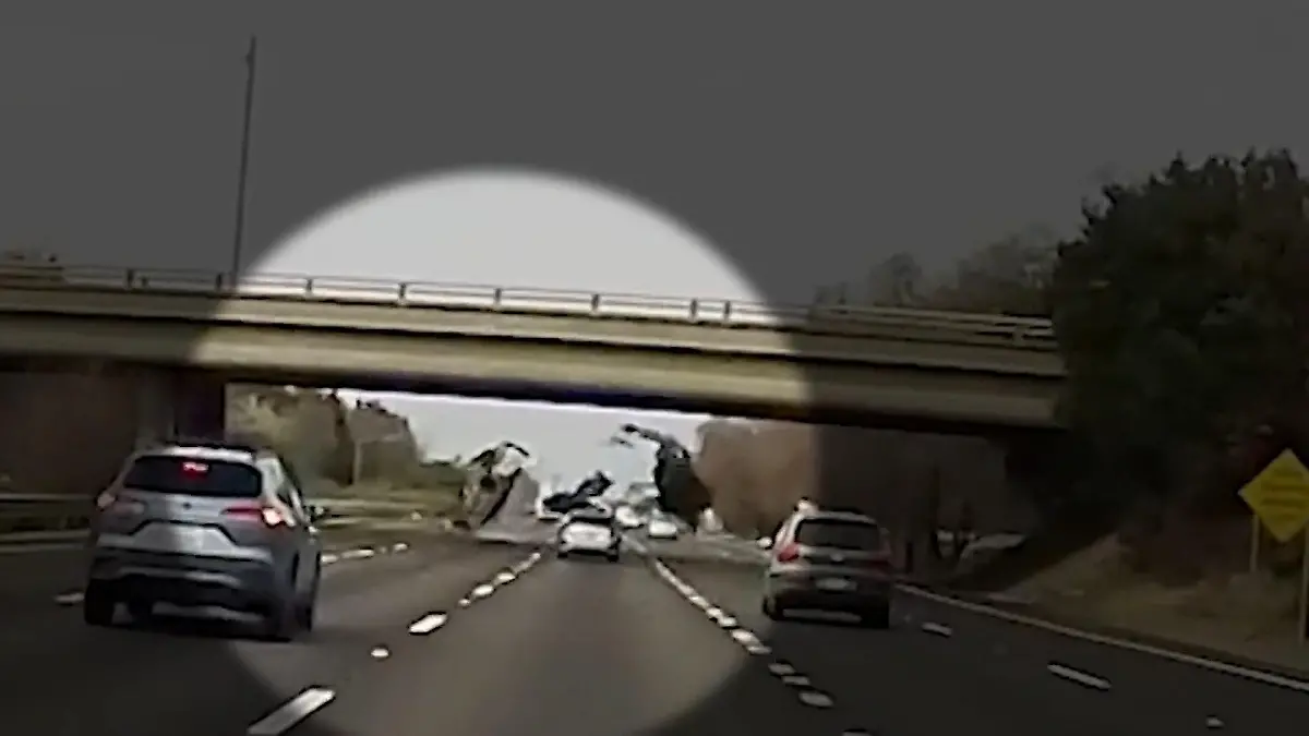 Von Brücke gestürzt! Wagen kracht auf volle Autobahn