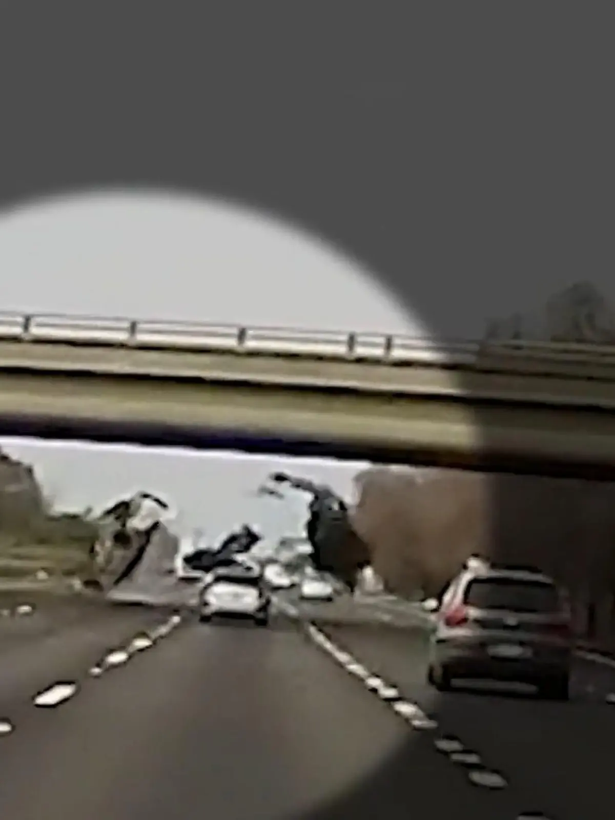 Von Brücke gestürzt! Wagen kracht auf volle Autobahn