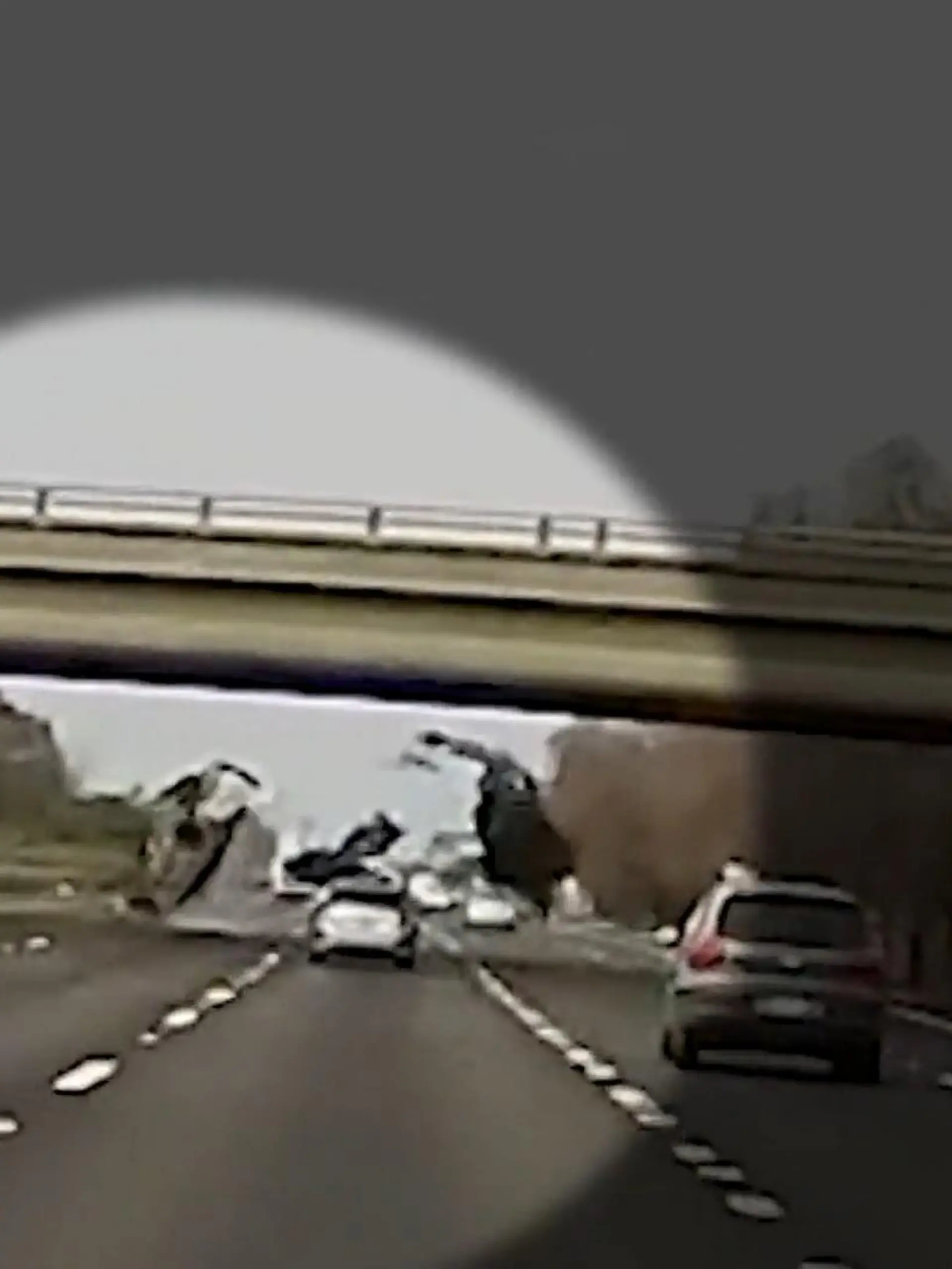 Von Brücke gestürzt! Wagen kracht auf volle Autobahn