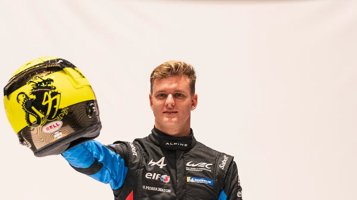 Mick Schumacher zeigt seinen neuen Helm.