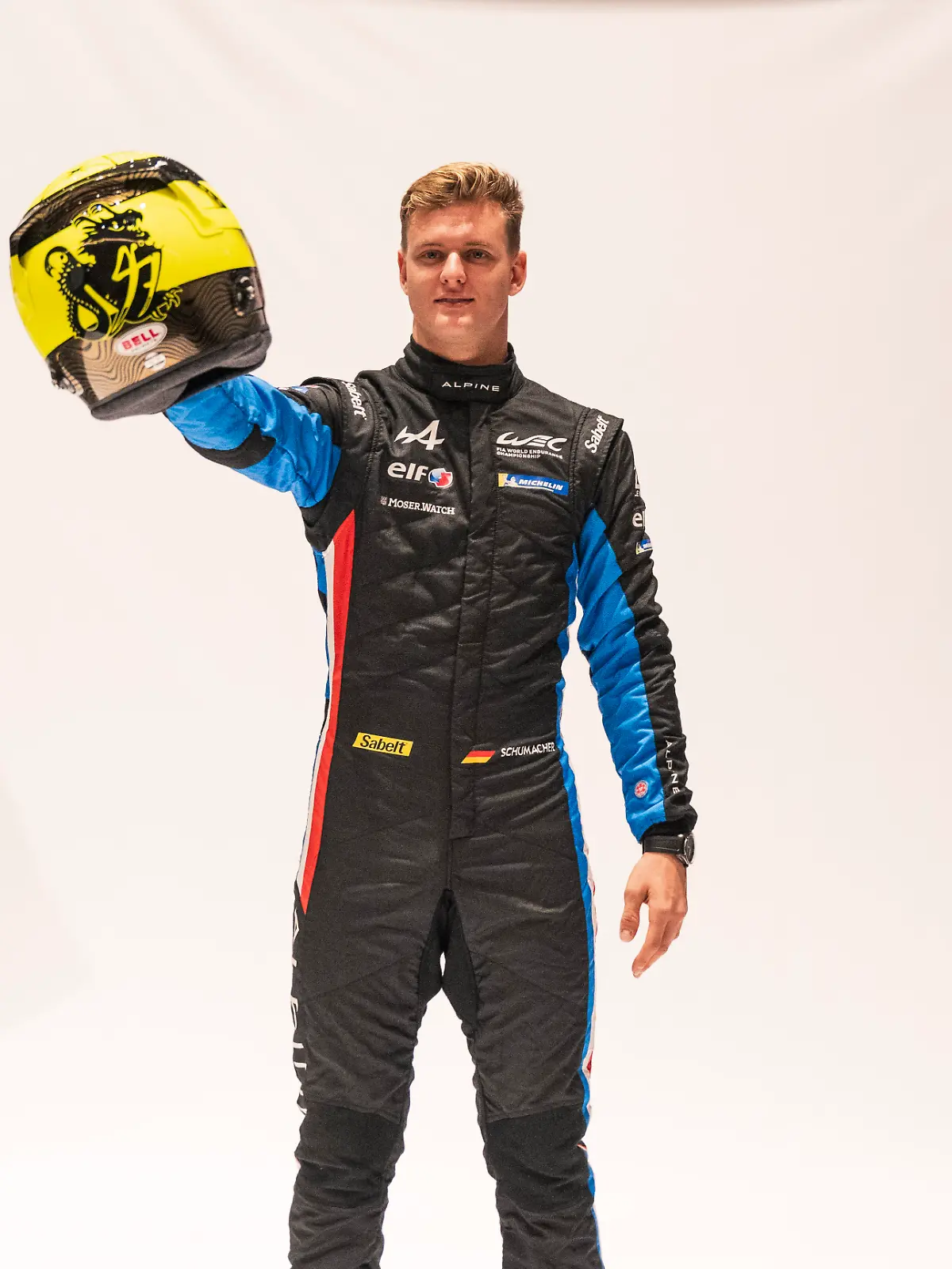Mick Schumacher zeigt seinen neuen Helm.