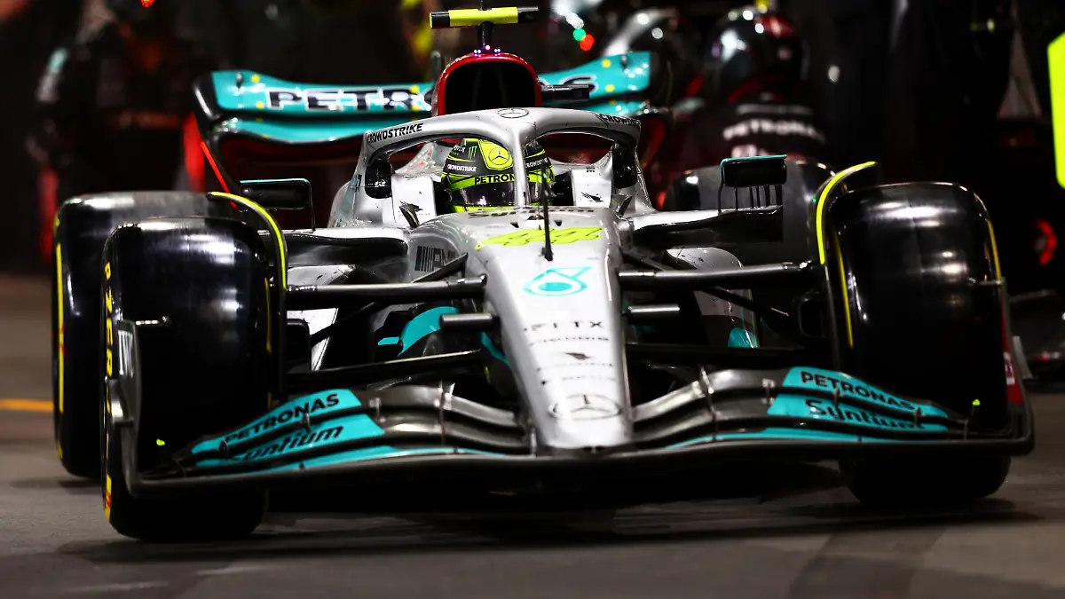 JEDDAH, SAUDI ARABIA - MARCH 27: Lewis Hamilton of Great Britain driving the (44) Mercedes AMG Petronas F1 Team W13 makes a pitstop during the F1 Grand Prix of Saudi Arabia at the Jeddah Corniche Circuit on March 27, 2022 in Jeddah, Saudi Arabia. (Photo by Mark Thompson/Getty Images)