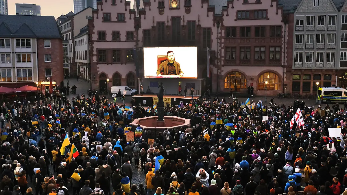  04.03.2022, Frankfurt, DEU Demonstration auf dem Roemer in Frankfurt. Jungsozialisten, Gruene Jugend und Junge Liberale haben zu einer Demonstration gegen den von Russland begonnen Krieg gegen die Ukraine aufgerufen. Uebertragung der Rede des Ukrainischen Praesidenten Wolodymyr Selenksyjs *** 04 03 2022, Frankfurt, DEU Demonstration on the Roemer in Frankfurt Young Socialists, Green Youth and Young Liberals have called for a demonstration against the war against Ukraine started by Russia Broadcast of the speech of Ukrainian President Volodymyr Selenksyjs