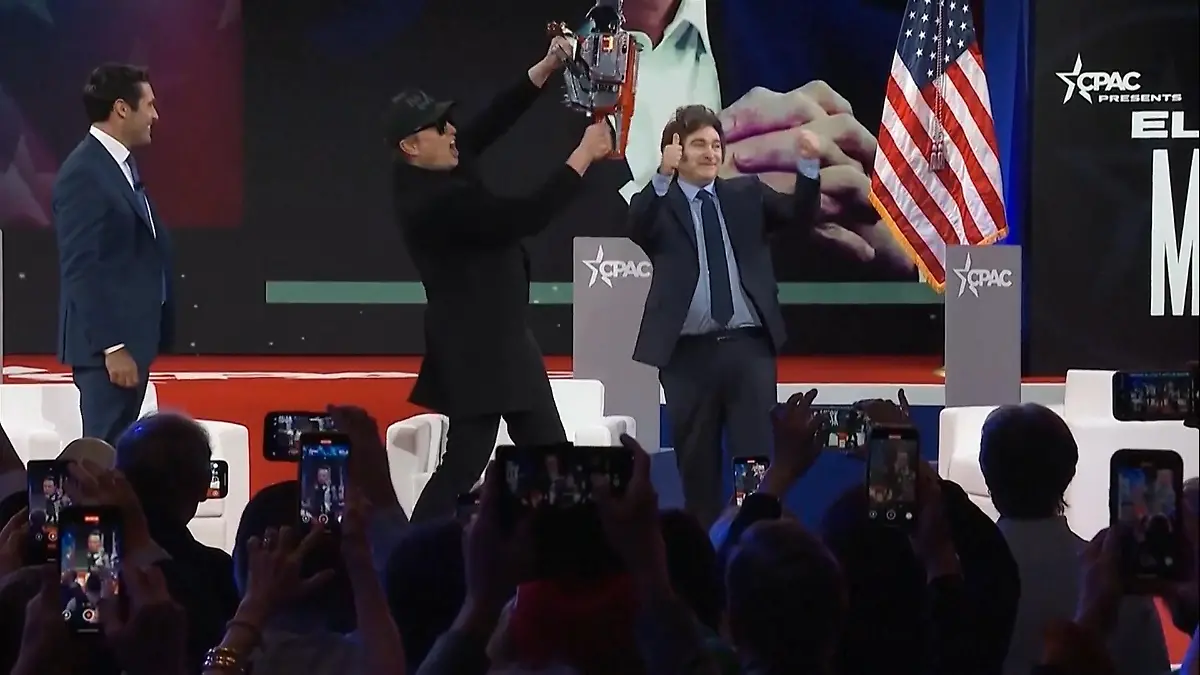 Musk packt die Kettensäge aus Irrer Auftritt mit Argentiniens Präsident Milei