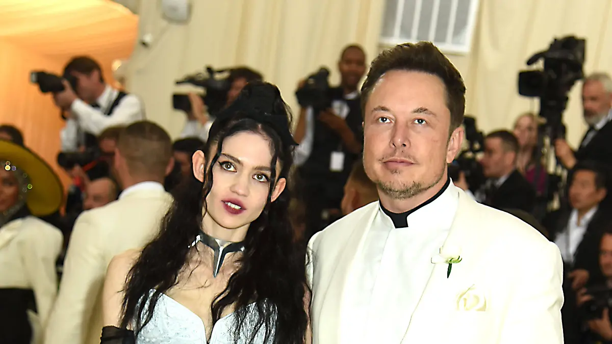 Die Sängerin Grimes bittet Elon Musk um Hilfe.