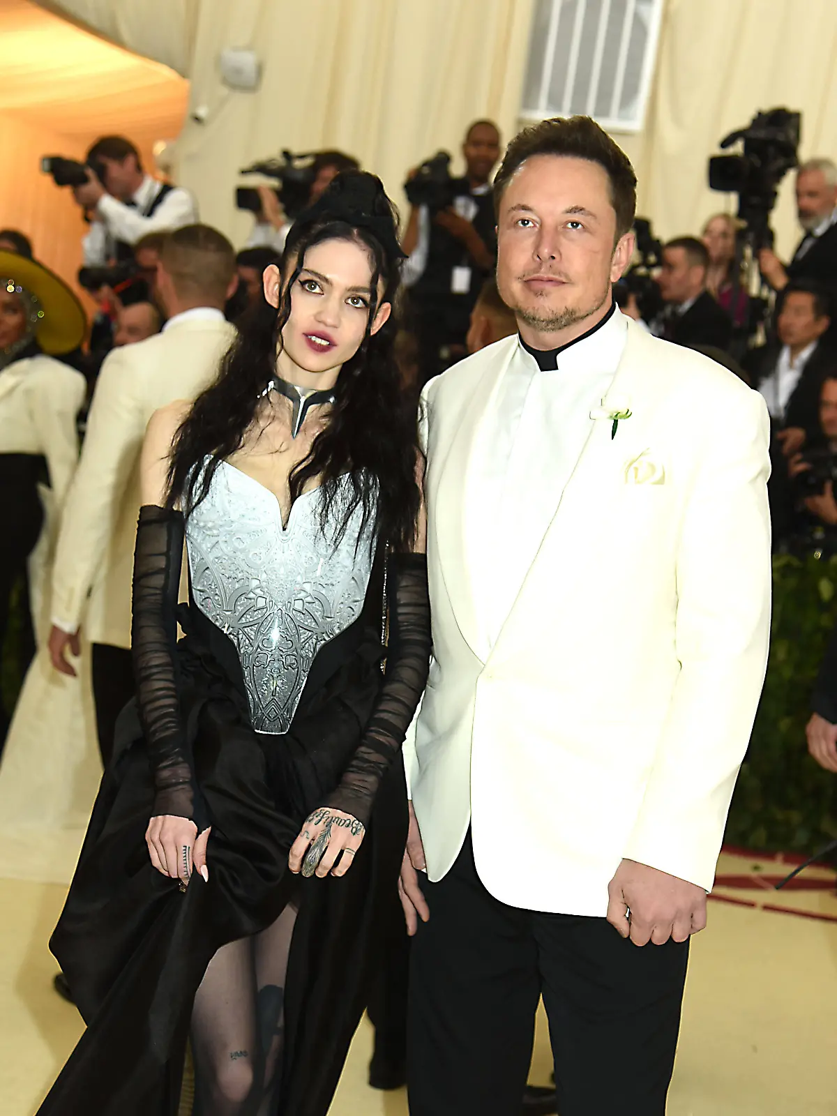 Die Sängerin Grimes bittet Elon Musk um Hilfe.