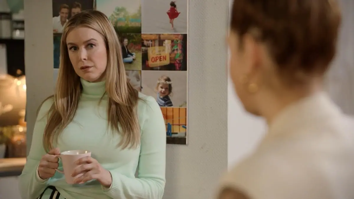 Jessica will von Nina alles wissen. Wie war das mit dem Kuss von Flo und ihr? 