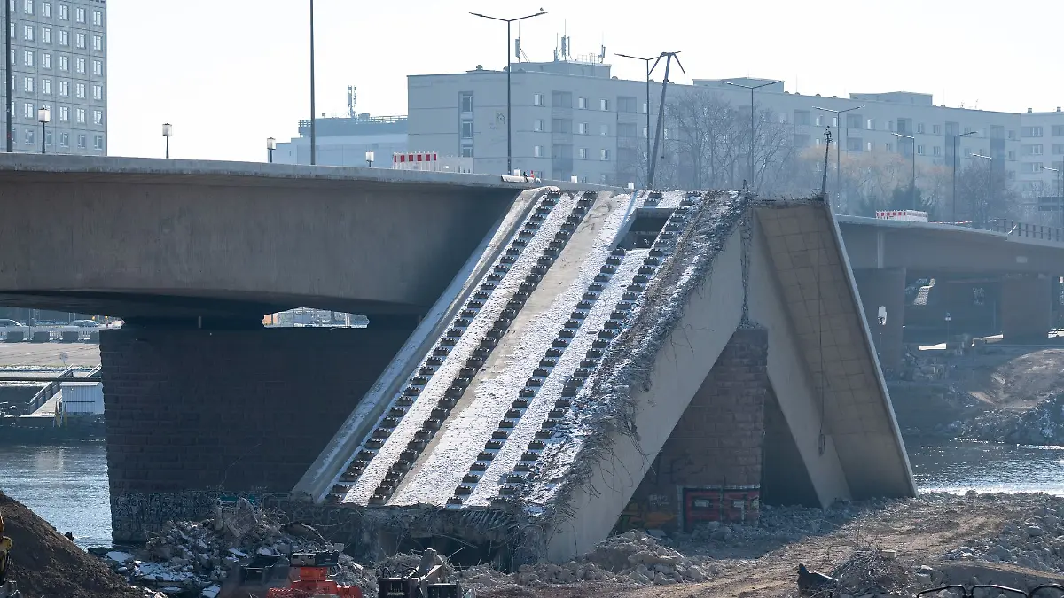 Nach Brüchen in Konstruktion - Dresdner Carolabrücke schneller abreißen (Archivbild)