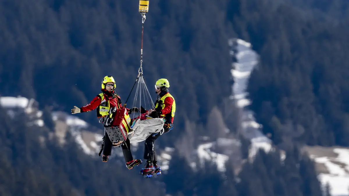 Nils Alphand wird nach seinem Sturz mit dem Helikopter abtransportiert.