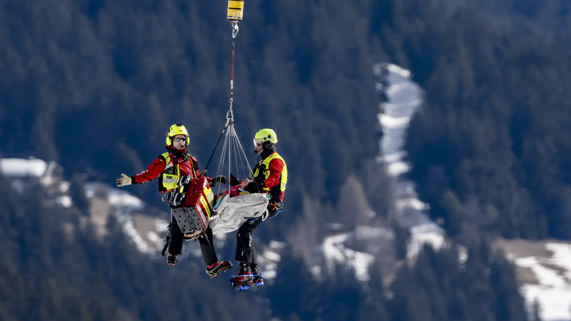 Nils Alphand wird nach seinem Sturz mit dem Helikopter abtransportiert.