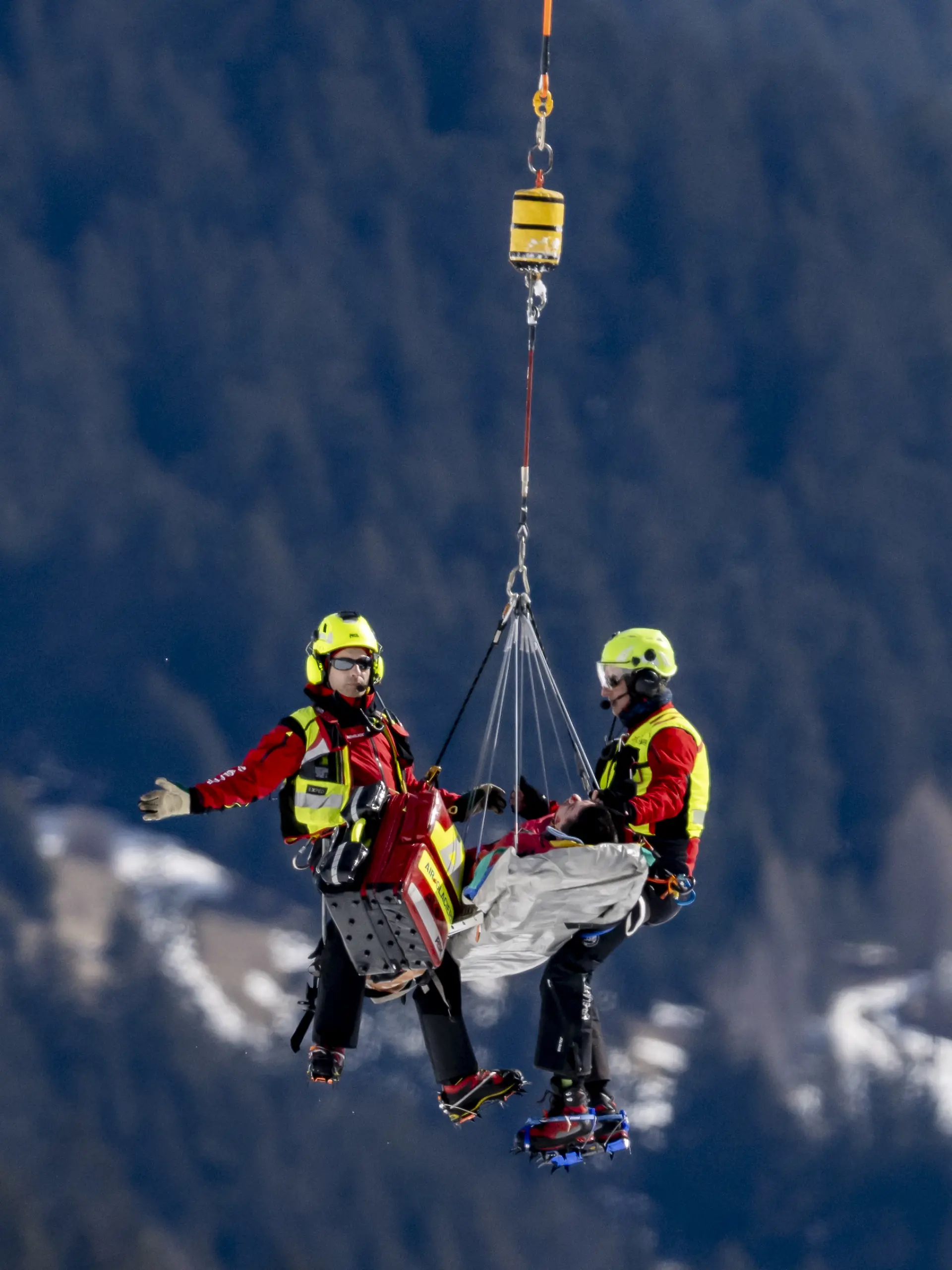 Nils Alphand wird nach seinem Sturz mit dem Helikopter abtransportiert.