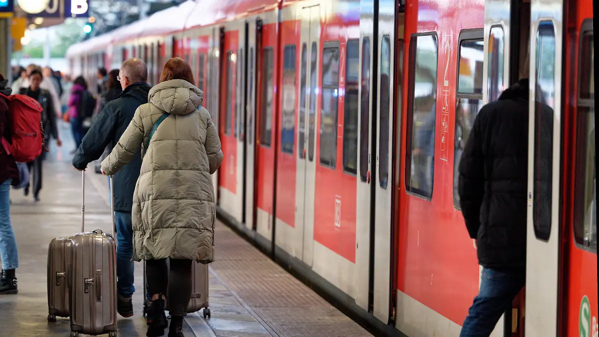 25.05.2023, Hessen, Köln: Reisende warten auf einem Bahnsteig im Hauptbahnhof in Köln auf ihren Zug. In Fulda wird über einen neuen Tarifvertrag bei der Bahn verhandelt, heute wollen die Delegationen der Deutschen Bahn und der Eisenbahn- und Verkehrsgewerkschaft EVG erneut zu Gesprächen zusammenkommen. Vom Ablauf der Verhandlungen hängt ab, ob bei der Bahn in den kommenden Wochen erneut gestreikt werden könnte. Foto: Henning Kaiser/dpa +++ dpa-Bildfunk +++