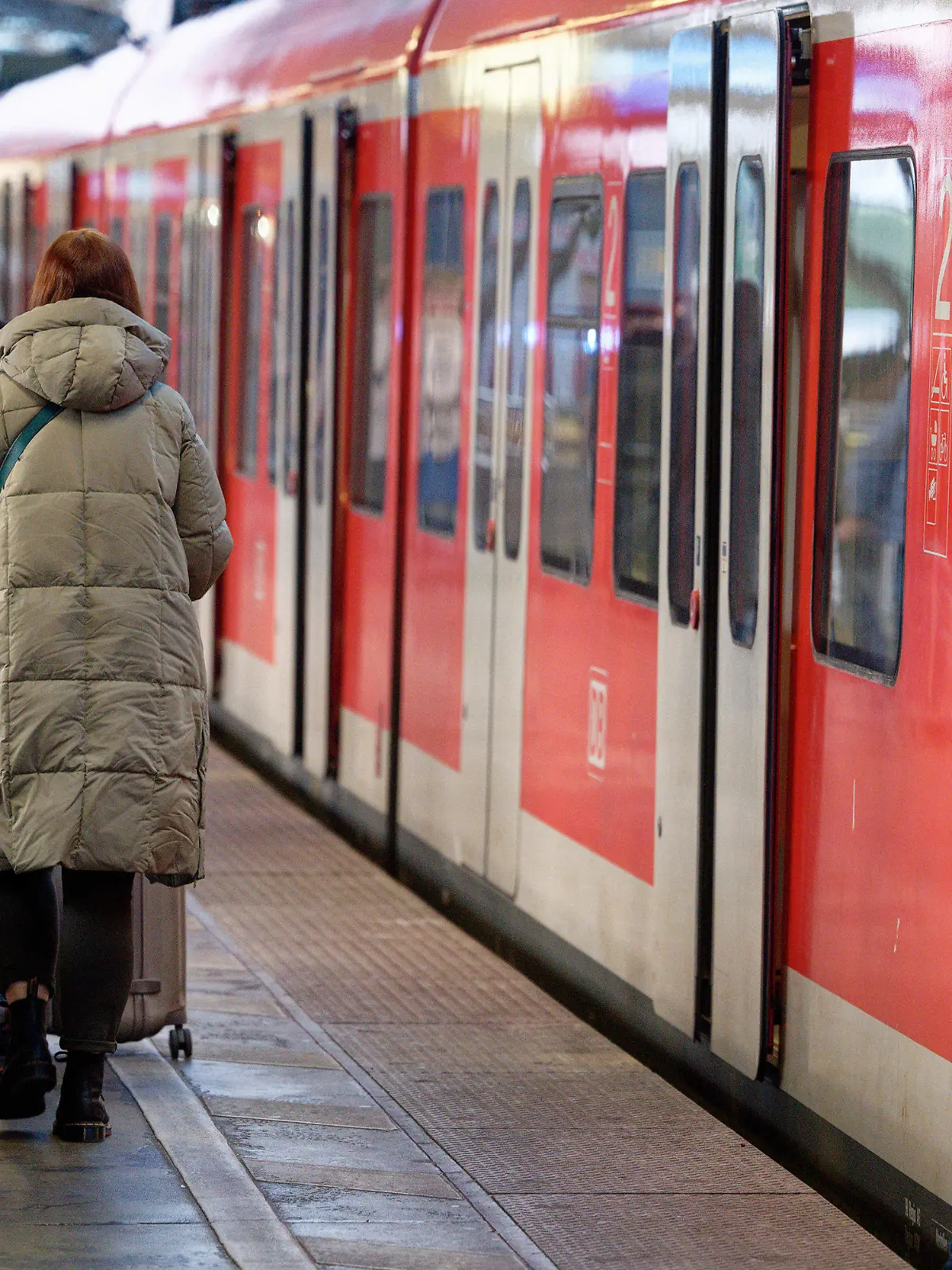 25.05.2023, Hessen, Köln: Reisende warten auf einem Bahnsteig im Hauptbahnhof in Köln auf ihren Zug. In Fulda wird über einen neuen Tarifvertrag bei der Bahn verhandelt, heute wollen die Delegationen der Deutschen Bahn und der Eisenbahn- und Verkehrsgewerkschaft EVG erneut zu Gesprächen zusammenkommen. Vom Ablauf der Verhandlungen hängt ab, ob bei der Bahn in den kommenden Wochen erneut gestreikt werden könnte. Foto: Henning Kaiser/dpa +++ dpa-Bildfunk +++