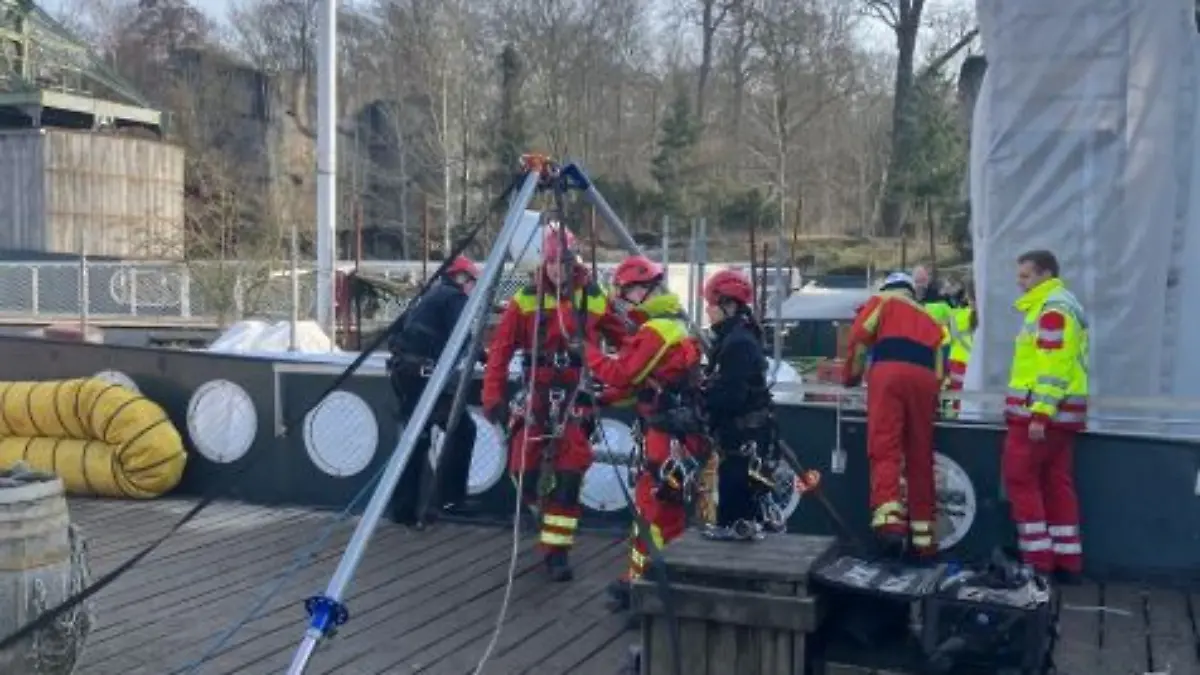 Mit einem Flaschenzug rettet die Feuerwehr den Mann.
