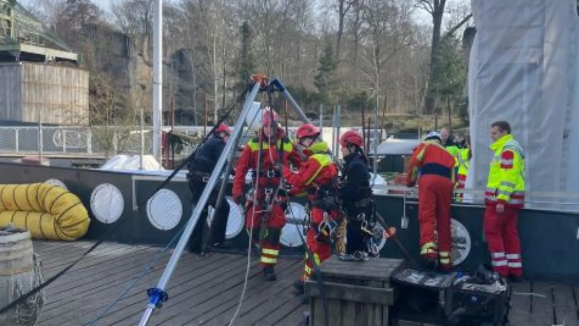 Mit einem Flaschenzug rettet die Feuerwehr den Mann.