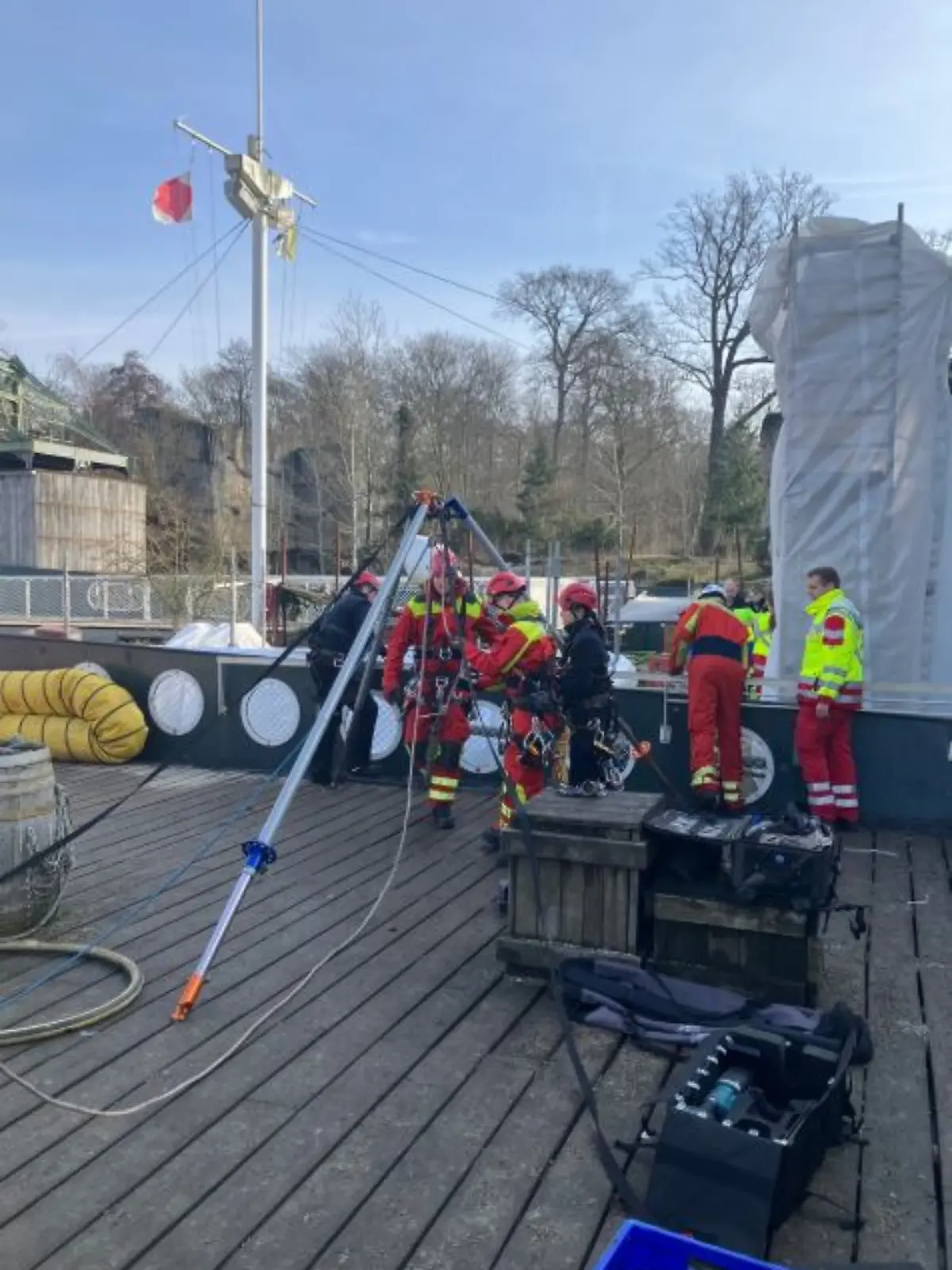 Mit einem Flaschenzug rettet die Feuerwehr den Mann.