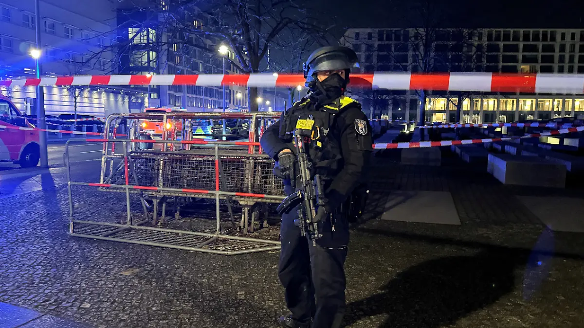 Die Berliner Polizei am Holocaust-Mahnmal.