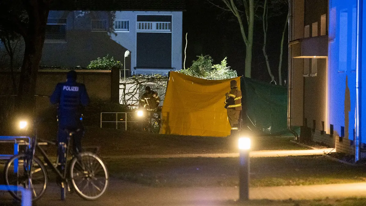 Vor einem Wohnhaus in Voerde ermittelte die Polizei Anfang Februar, weil eine Frau umgebracht wurde.