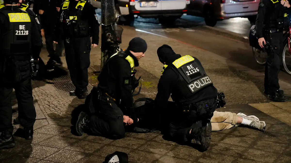 Nach der Attacke am Holocaust-Denkmal in Berlin hat die Polizei einen Verdächtigen festgenommen.