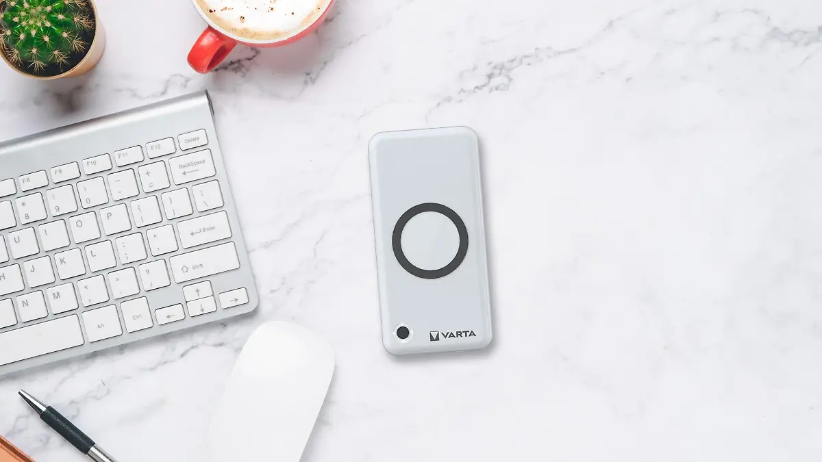 Powerbank auf dem Schreibtisch