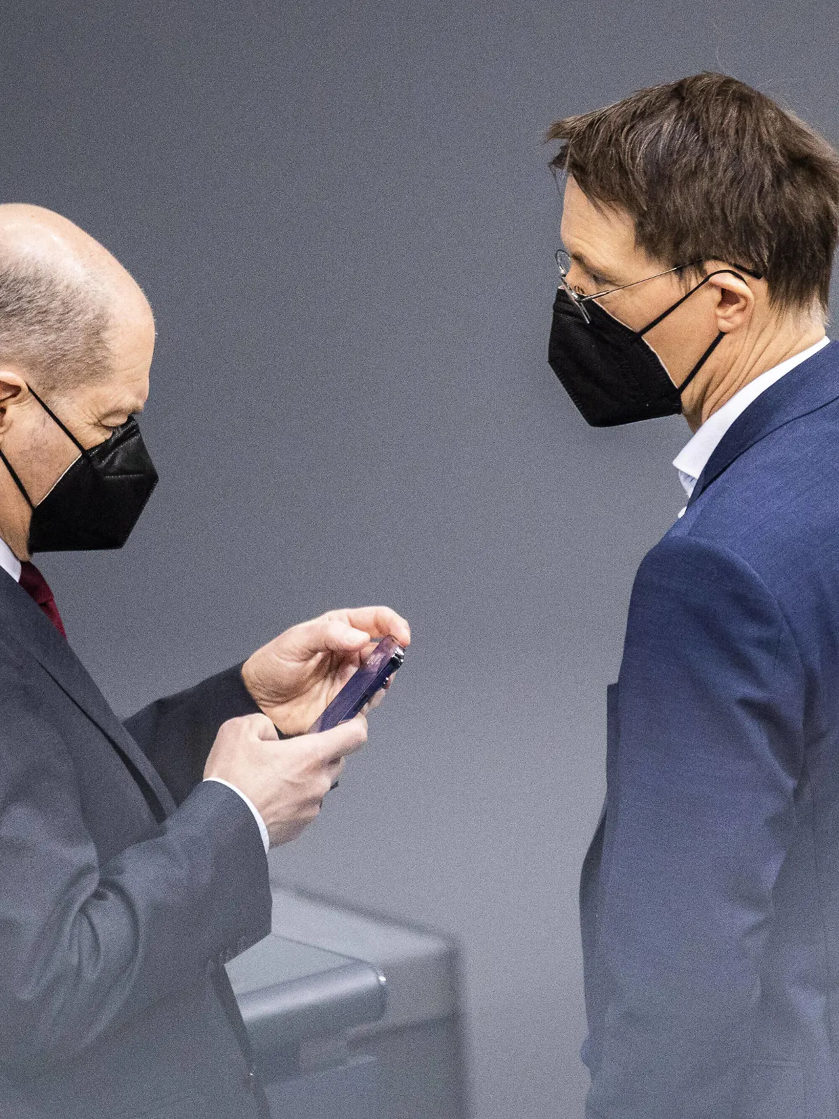  L-R Olaf Scholz SPD, Bundeskanzler, und Karl Lauterbach SPD, Bundesminister fuer Gesundheit, aufgenommen im Rahmen der Debatte im Deutschen Bundestag um die Impfpflicht in Deutschland. Berlin, 07.04.2022. Berlin Deutschland *** L R Olaf Scholz SPD , German Chancellor, and Karl Lauterbach SPD , German Minister of Health, recorded during the debate in the German Bundestag about compulsory vaccination in Germany Berlin, 07 04 2022 Berlin Germany Copyright: xFlorianxGaertner/photothek.dex