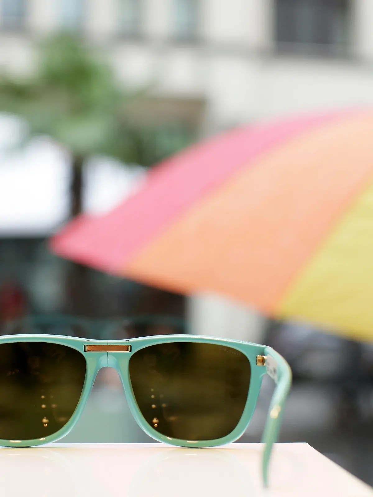 Eine Frau mit Regenschirm passiert am Samstag (06.08.2011) eine ausgestellte Sonnenbrille in einem Geschäft in Köln. Das Wetter wird im Westen am Wochenende wechselhaft. Foto: Rolf Vennenbernd dpa/lnw  +++(c) dpa - Bildfunk+++