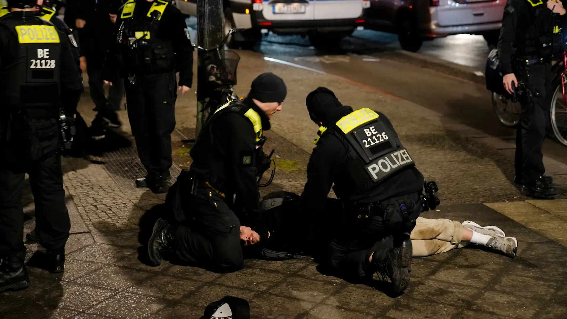 Nach der Attacke am Holocaust-Denkmal in Berlin hat die Polizei einen Verdächtigen festgenommen.