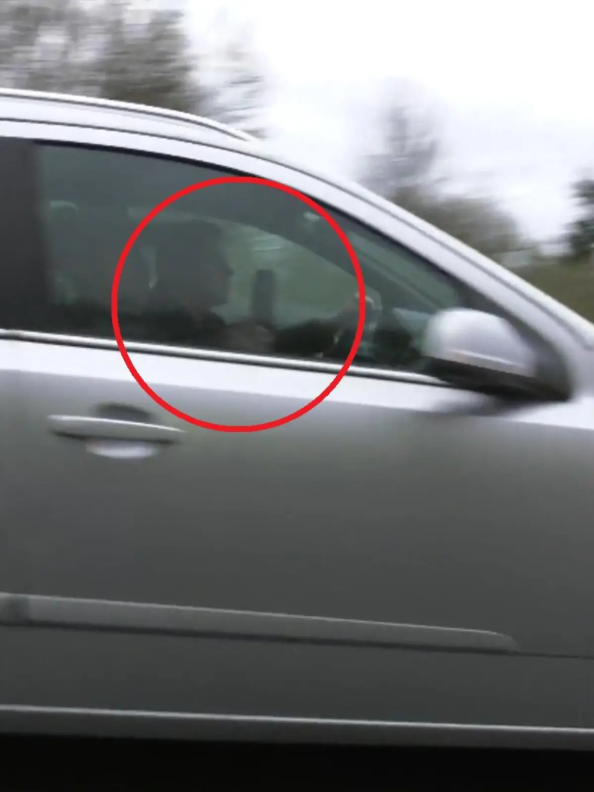 Einem Gaffer geht die Polizei gleich an den Kragen. Mitten auf der B45 im hessischen Rodgau zückt der Mann sein Handy. Er wollte die Bergungsarbeiten eines tragischen Unfalls filmen, ein junger Mann kam dabei ums Leben.