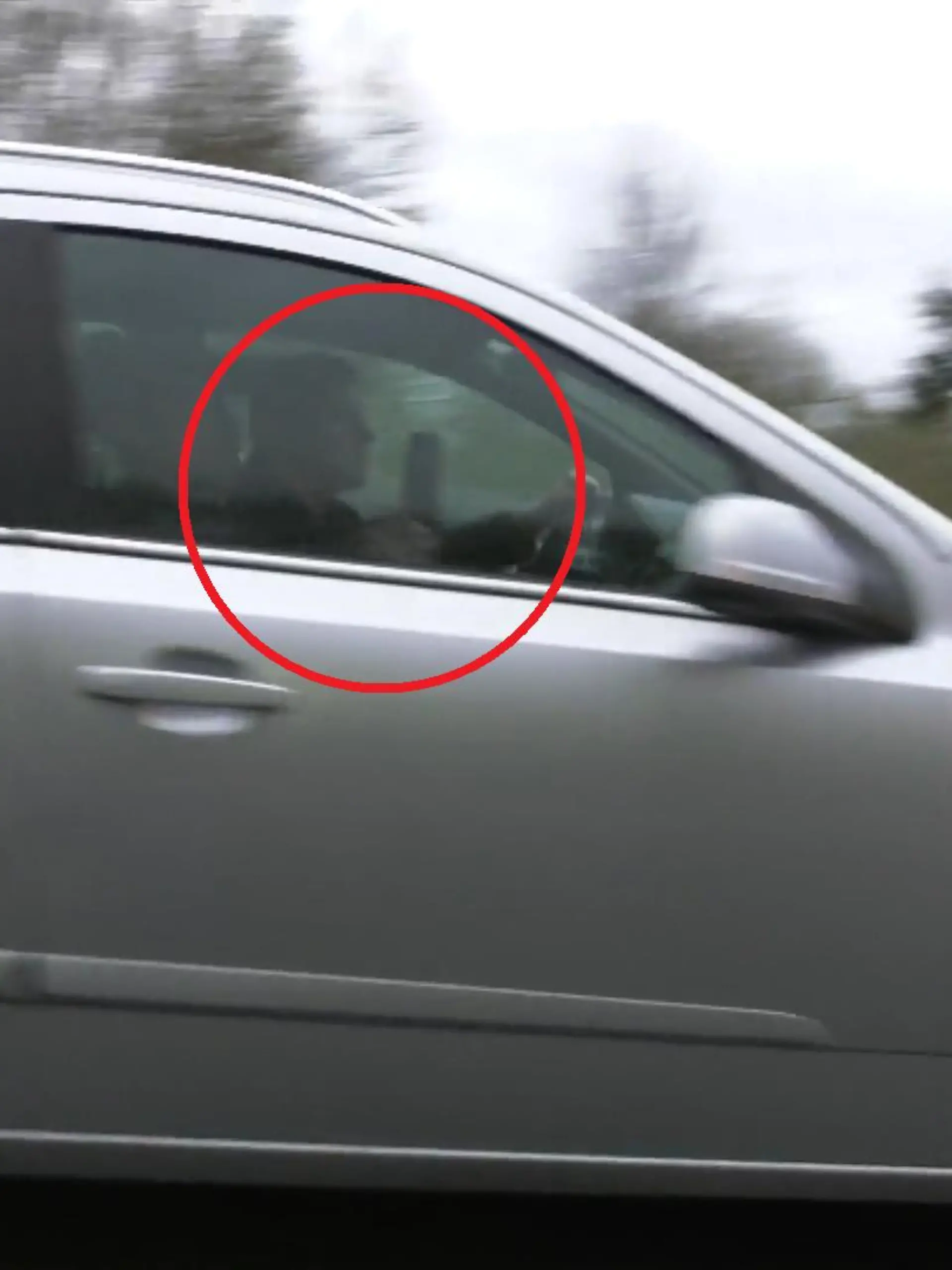 Einem Gaffer geht die Polizei gleich an den Kragen. Mitten auf der B45 im hessischen Rodgau zückt der Mann sein Handy. Er wollte die Bergungsarbeiten eines tragischen Unfalls filmen, ein junger Mann kam dabei ums Leben.