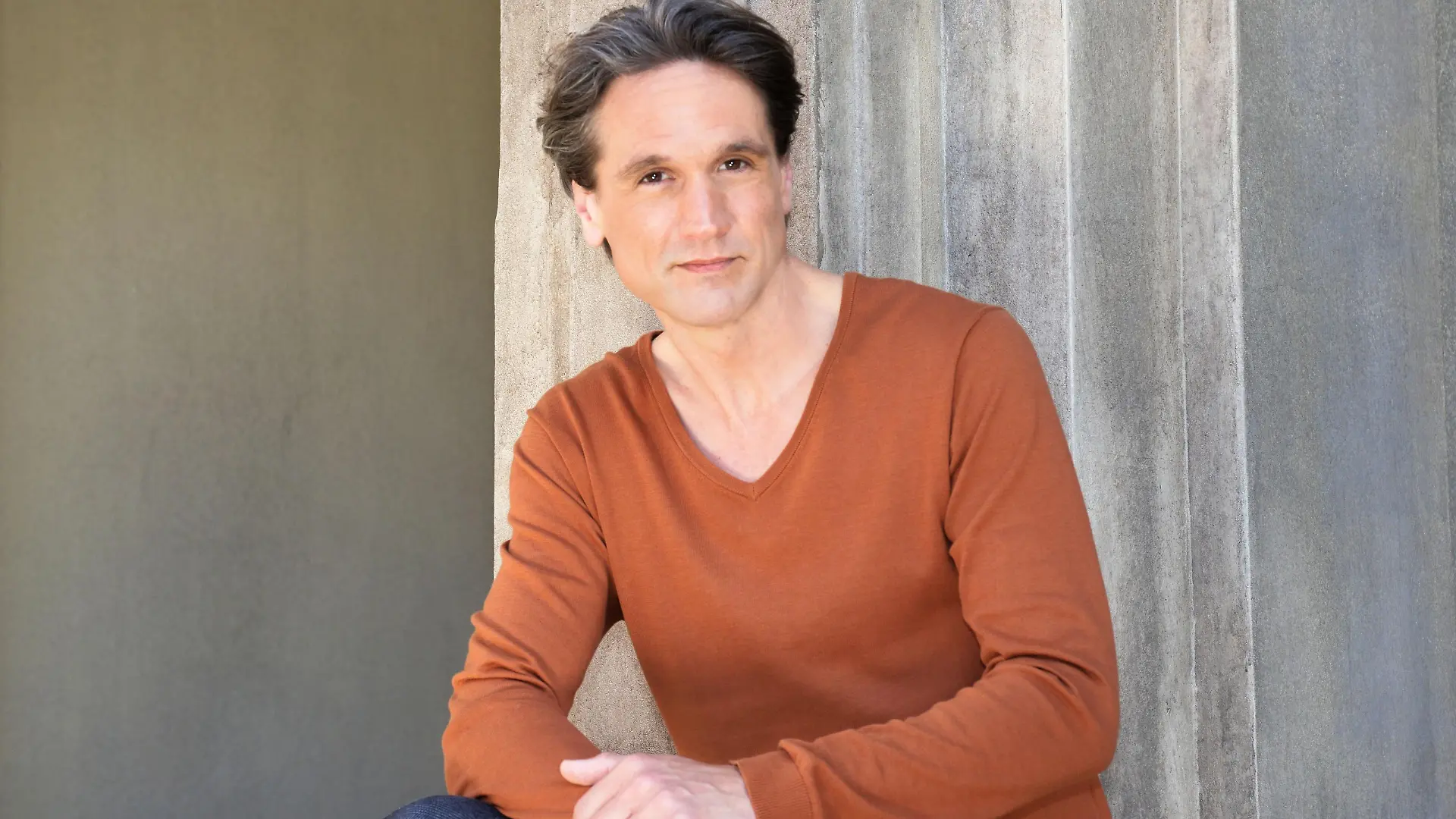 Oliver Franck spielt die Rolle "Martin Ahrens"

Die Verwendung des sendungsbezogenen Materials ist nur mit dem Hinweis und Verlinkung auf RTL+ gestattet.