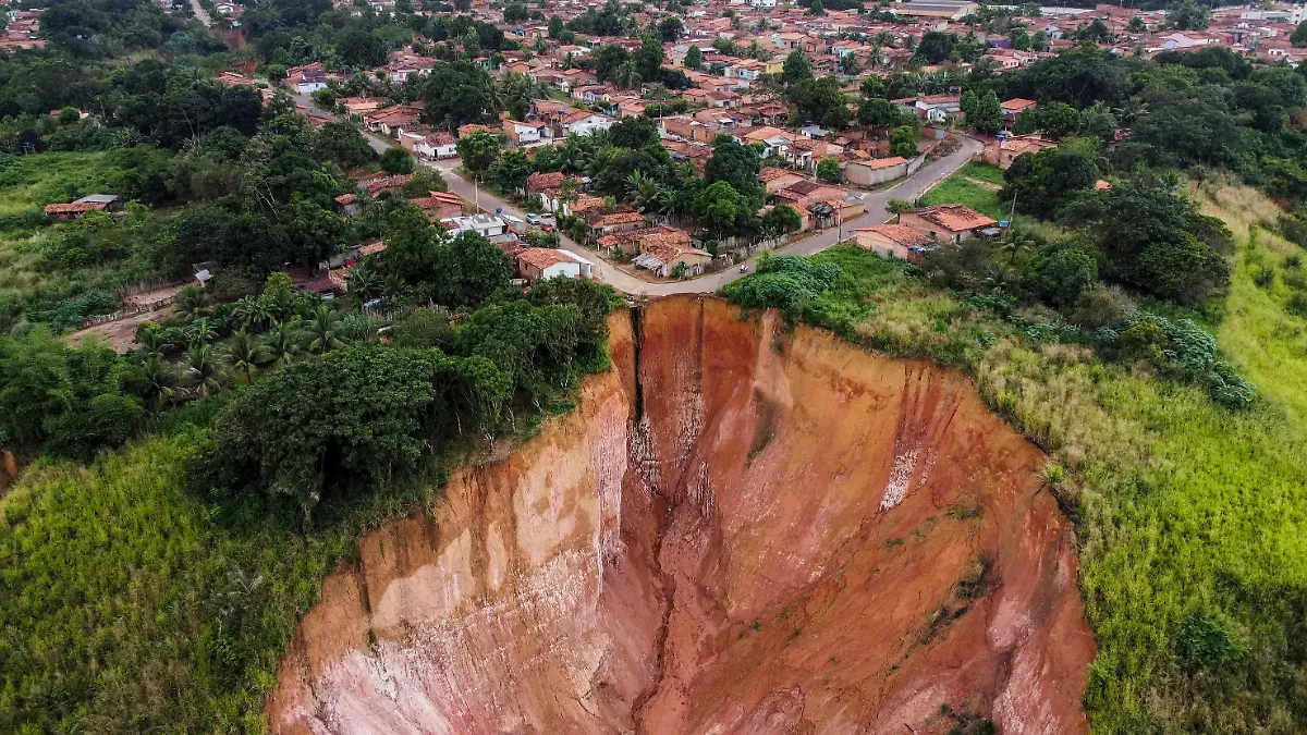 Luftaufnahmen vom April 2023 zeigen die heftigen Erdlöcher in der brasilianischen Stadt.
