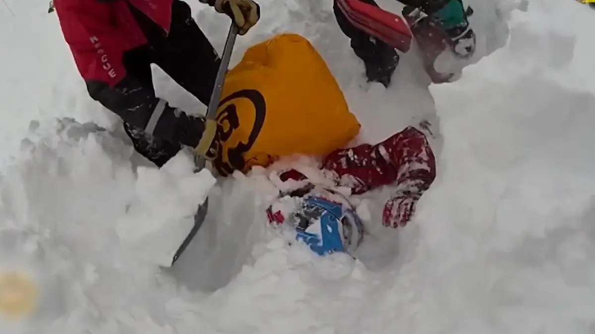 Lebendig begraben! Lawine verschüttet Mann Zwei Meter unter dem Schnee