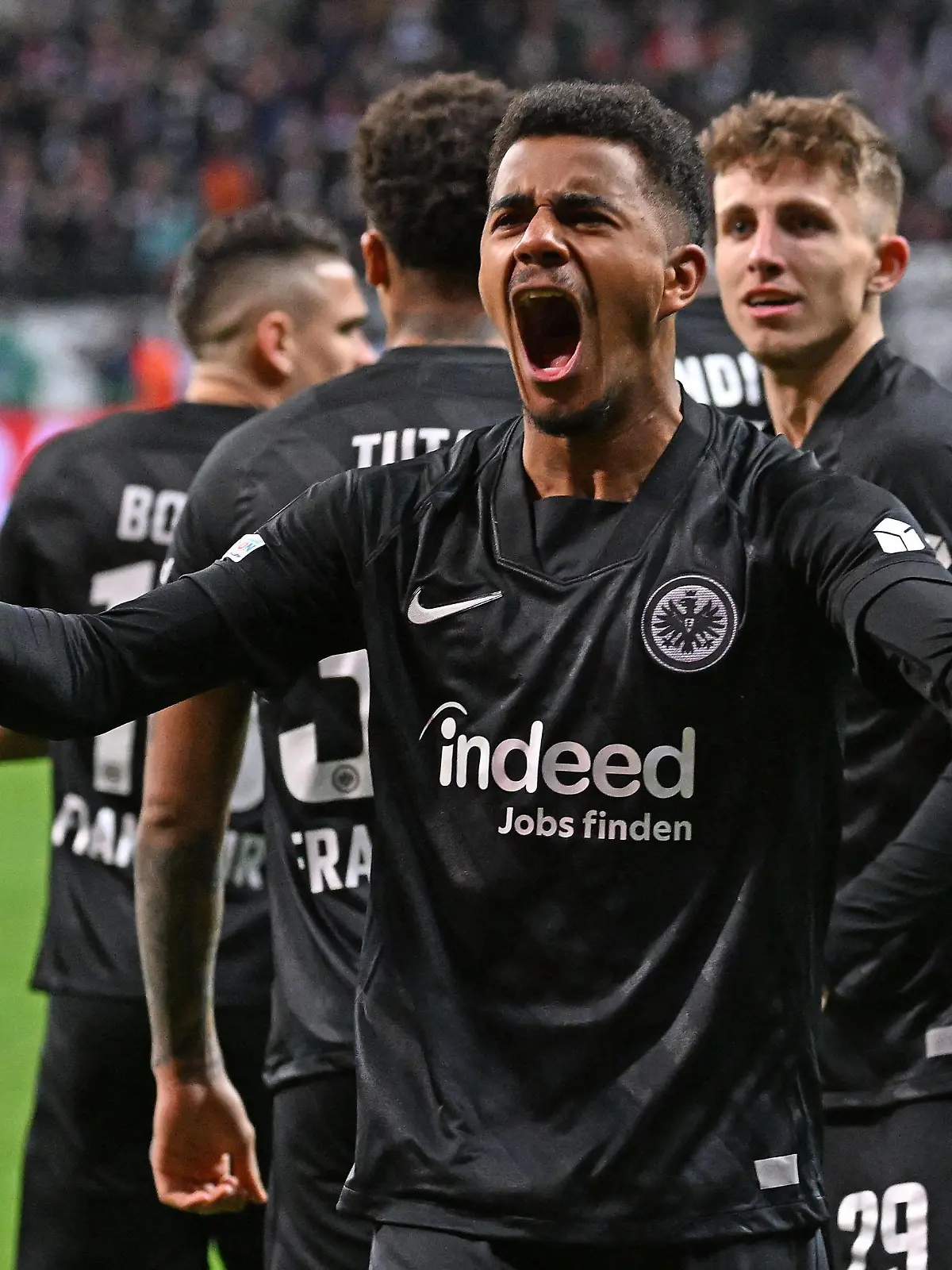  07.04.2022, xjhx, Fussball UEFA Europa League, Eintracht Frankfurt - FC Barcelona, Barca emspor, v.l. Torjubel nach dem Tor zum celebrating the goal celebrate 1:0 durch Ansgar Knauff Eintracht Frankfurt DFL/DFB REGULATIONS PROHIBIT ANY USE OF PHOTOGRAPHS as IMAGE SEQUENCES and/or QUASI-VIDEO Frankfurt am Main *** 07 04 2022, xjhx, football UEFA Europa League, Eintracht Frankfurt FC Barcelona emspor, v l goal celebration after the goal celebrating the goal celebrate 1 0 by Ansgar Knauff Eintracht Frankfurt DFL DFB REGULATES PROHIBIT ANY USE OF PHOTOGRAPHS as IMAGE SEQUENCES and or QUASI VIDEO Frankfurt am Main