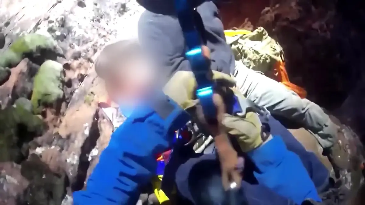 Vater und Sohn werden von Felsvorsprung gerettet 