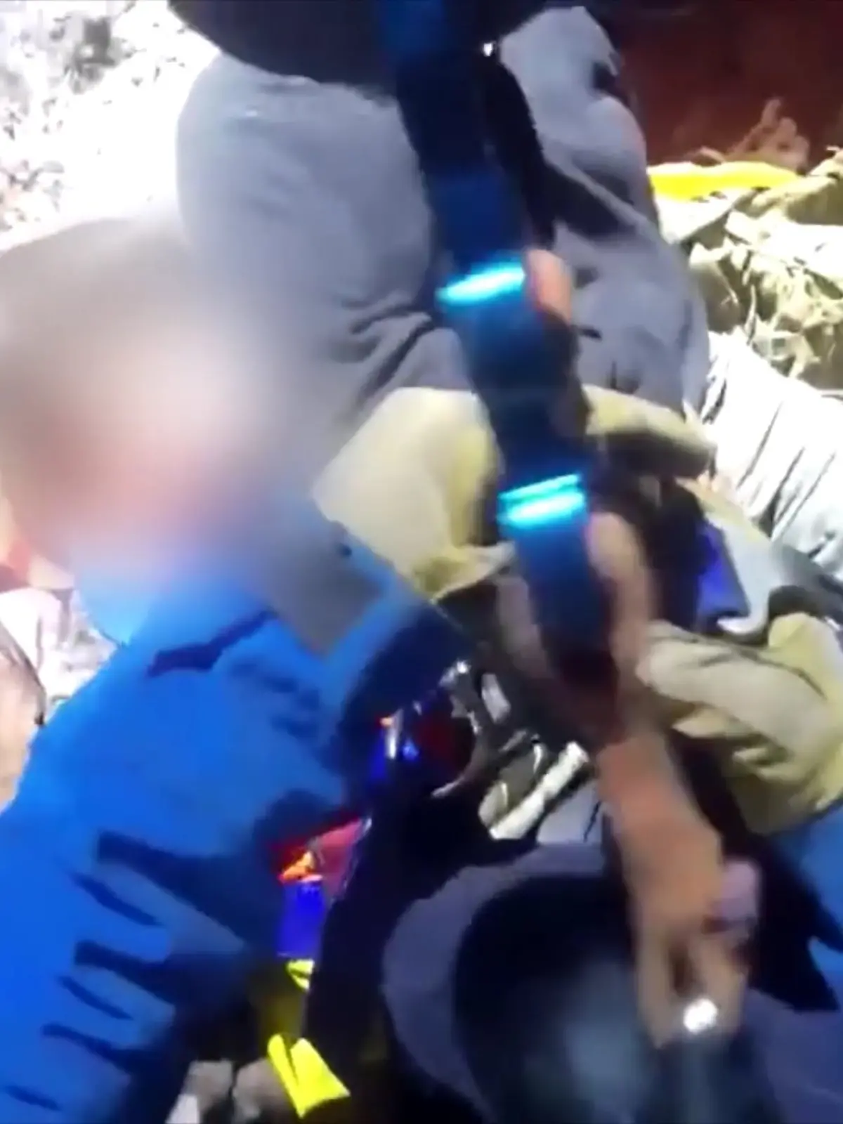 Vater und Sohn werden von Felsvorsprung gerettet 