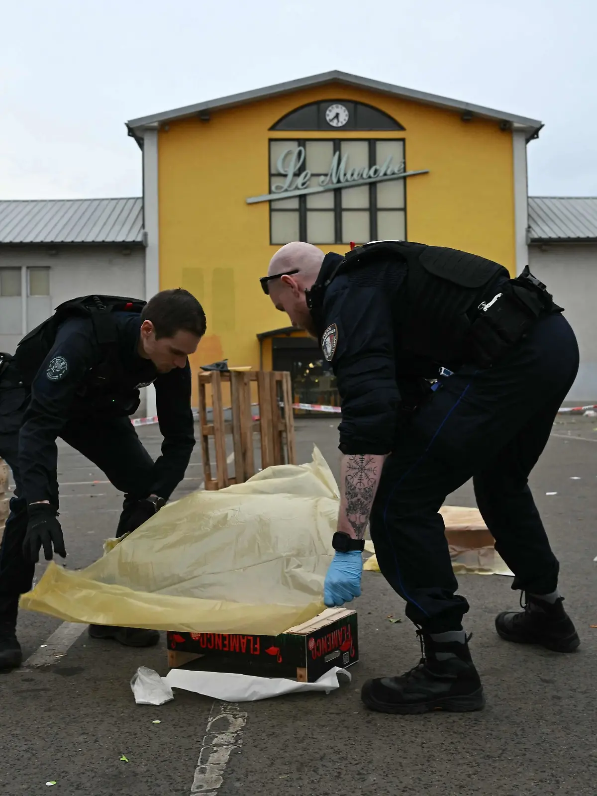 Bild zu: "Angreifer sticht mit Messer auf Polizisten und Passanten ein "