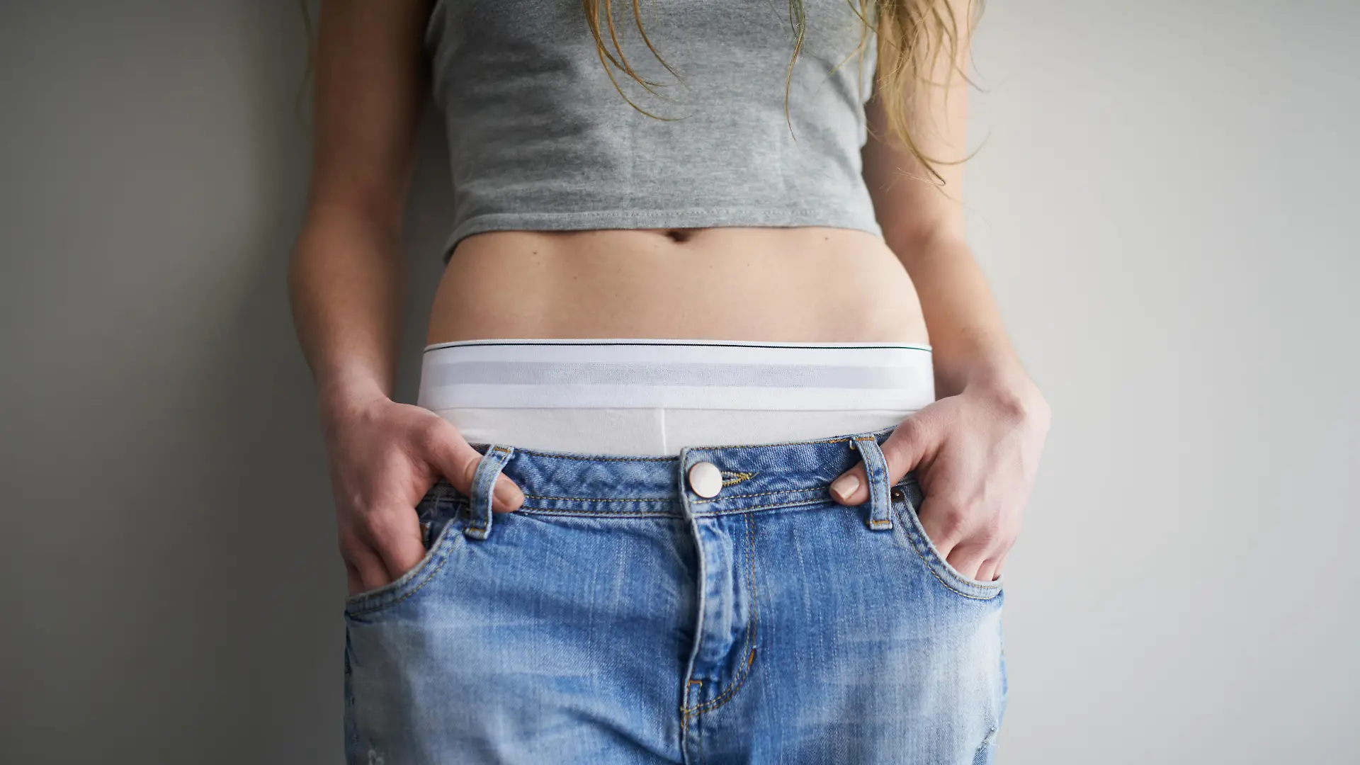 Frau inszeniert Boxershorts in ihrem Outfit.